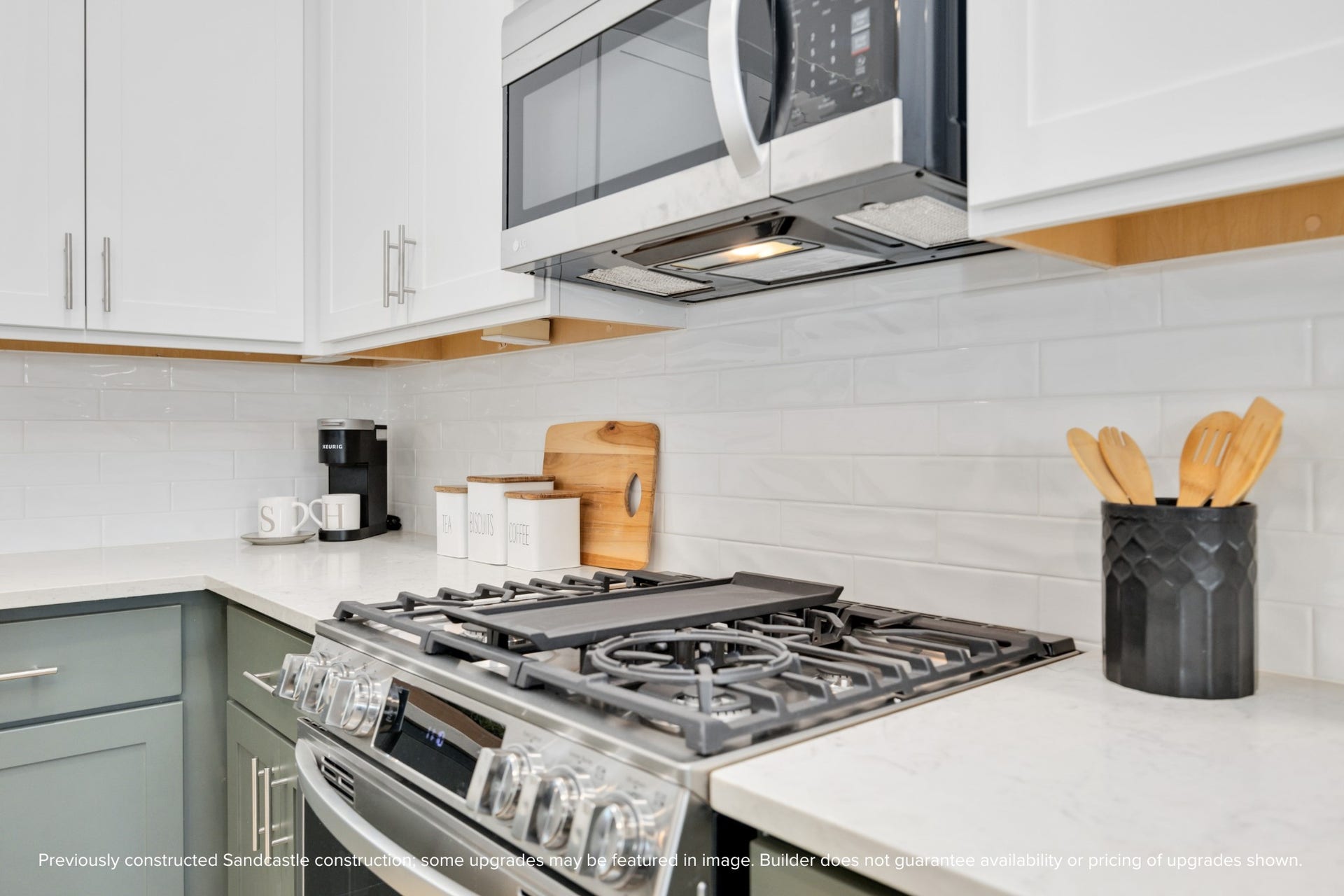 This upgraded LG appliance package includes a 5-burner gas range and built-in microwave-ideal for home chefs who want form and function.