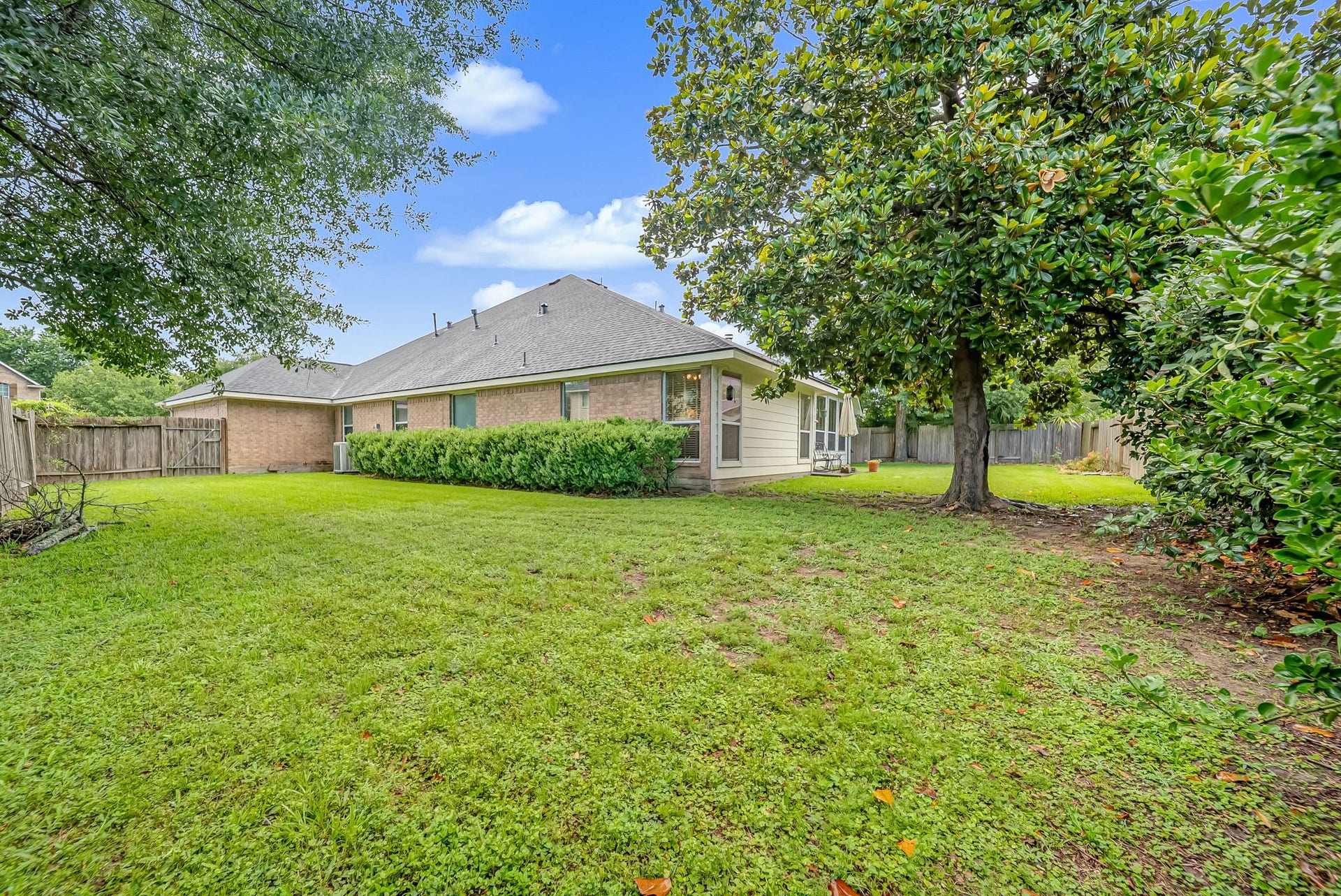 1859 Pembrook Circle, Conroe, TX 77301 Side yard is nearly as big as the backyard! Room for a pool or workshop