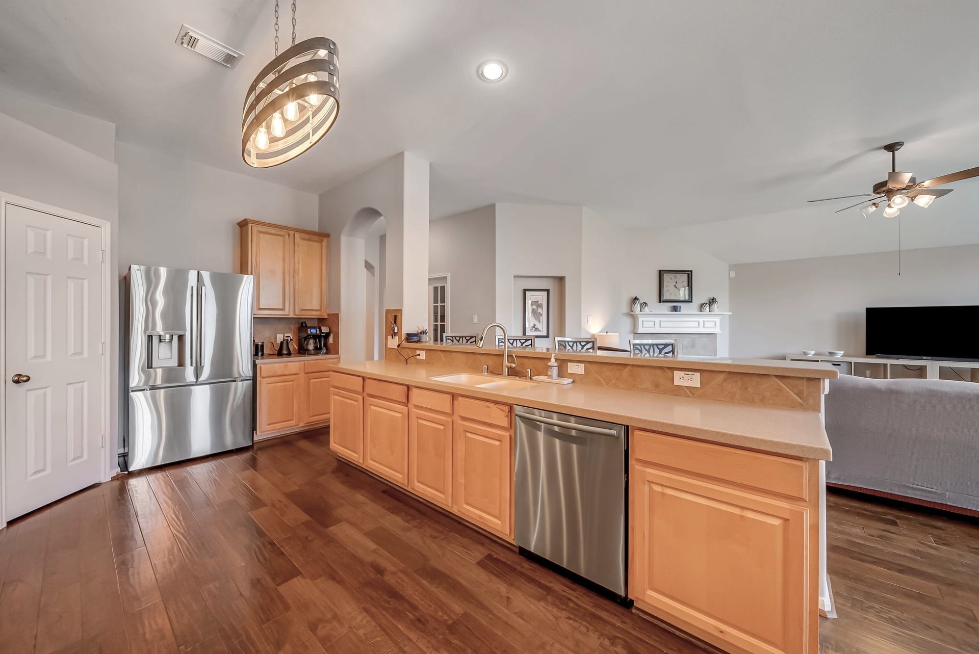 1859 Pembrook Circle, Conroe, TX 77301 Convenient pass through for open workflow in the kitchen!