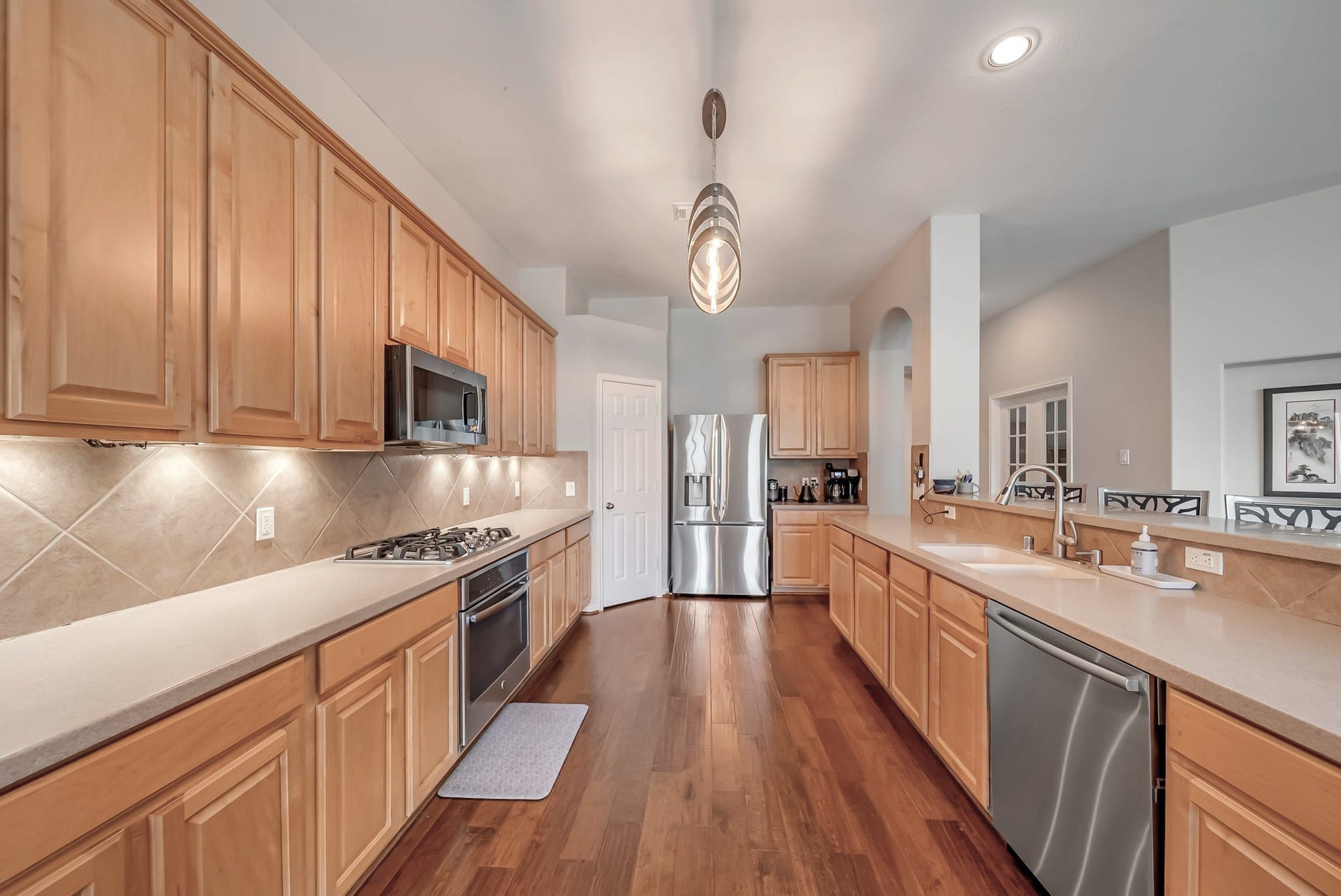 1859 Pembrook Circle, Conroe, TX 77301 Counterspace galore! Separate gas cooktop and oven, coffee/beverage area, & large corner pantry!