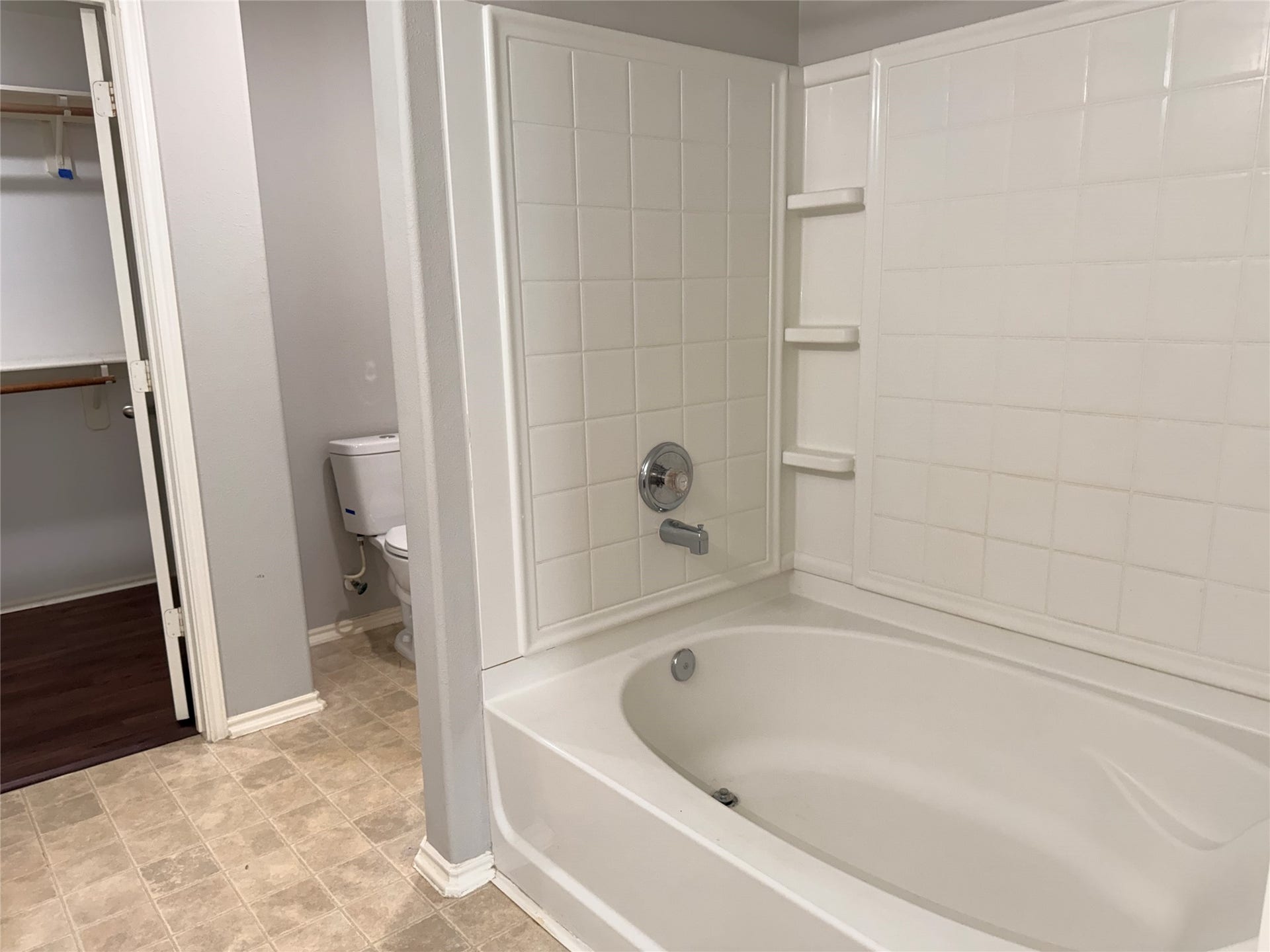 14227 Willow Mountain Lane, Houston, TX 77047 Primary ensuite