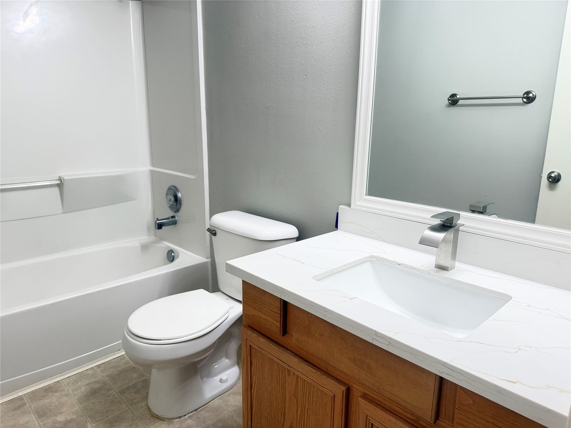 14227 Willow Mountain Lane, Houston, TX 77047 Main bathroom