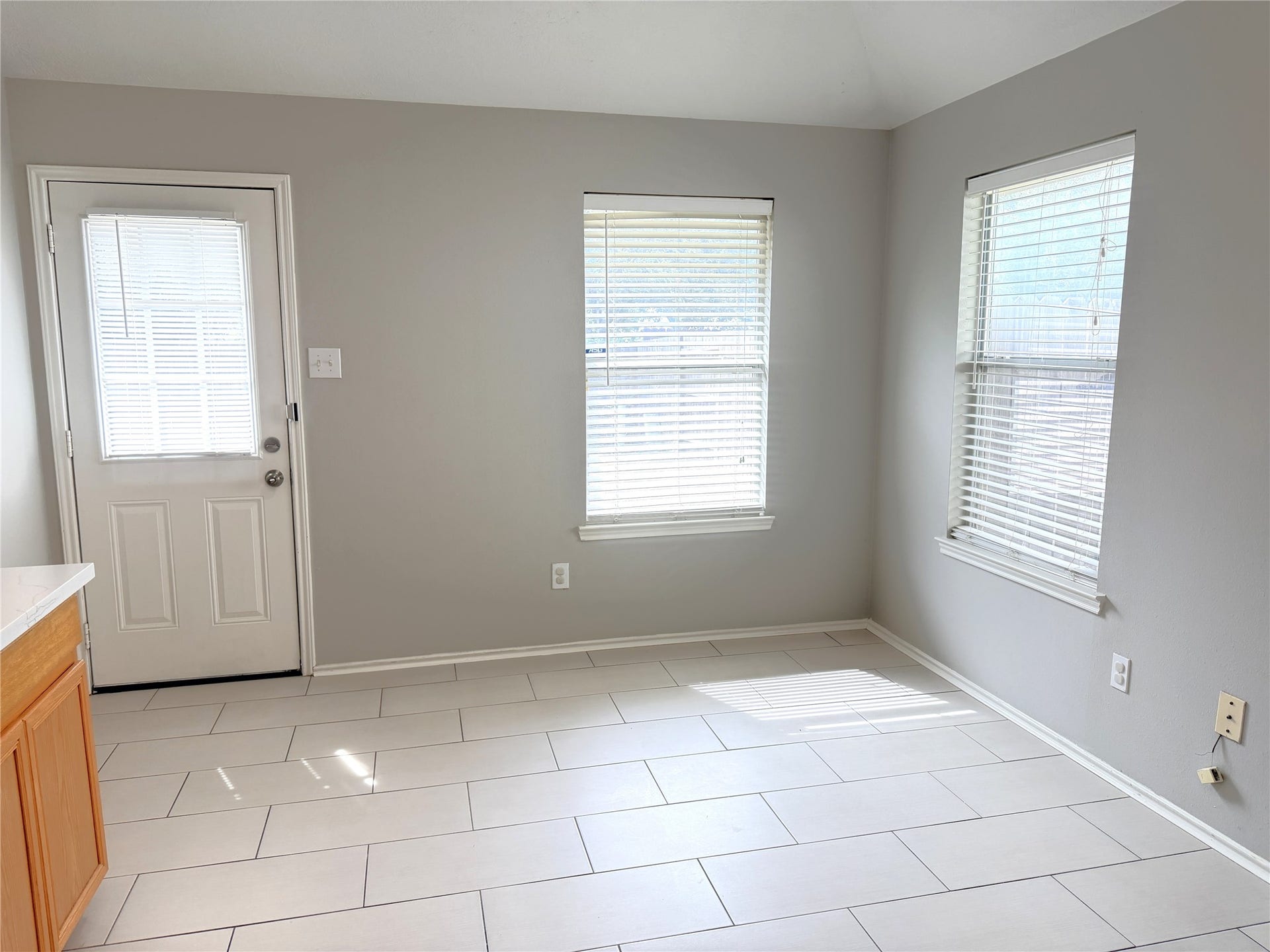 14227 Willow Mountain Lane, Houston, TX 77047 Separate Breakfast Area