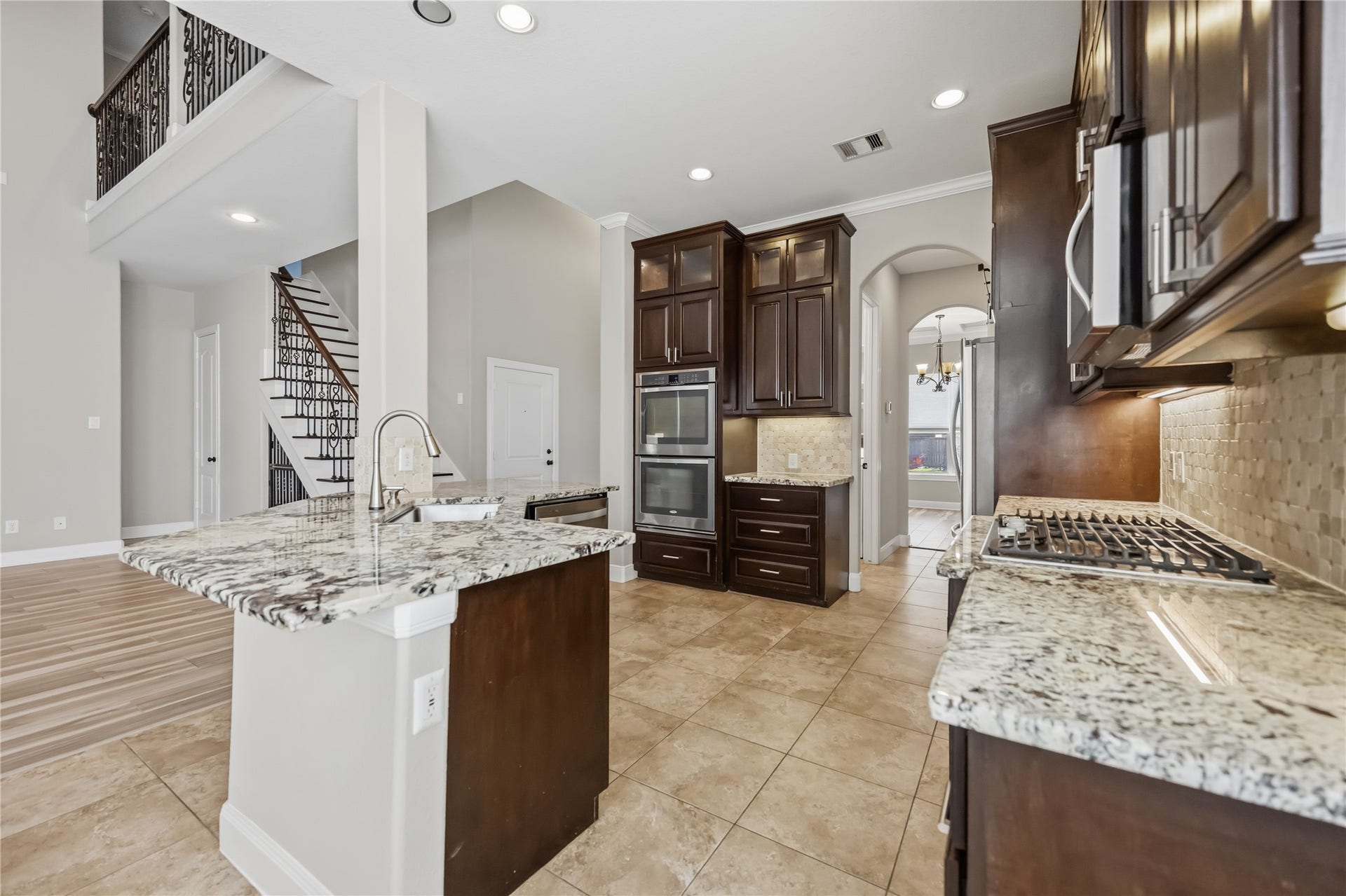 5515 Satterfield Lane, Houston, TX 77084 Equipped with plenty of cabinets and shelves for storage.