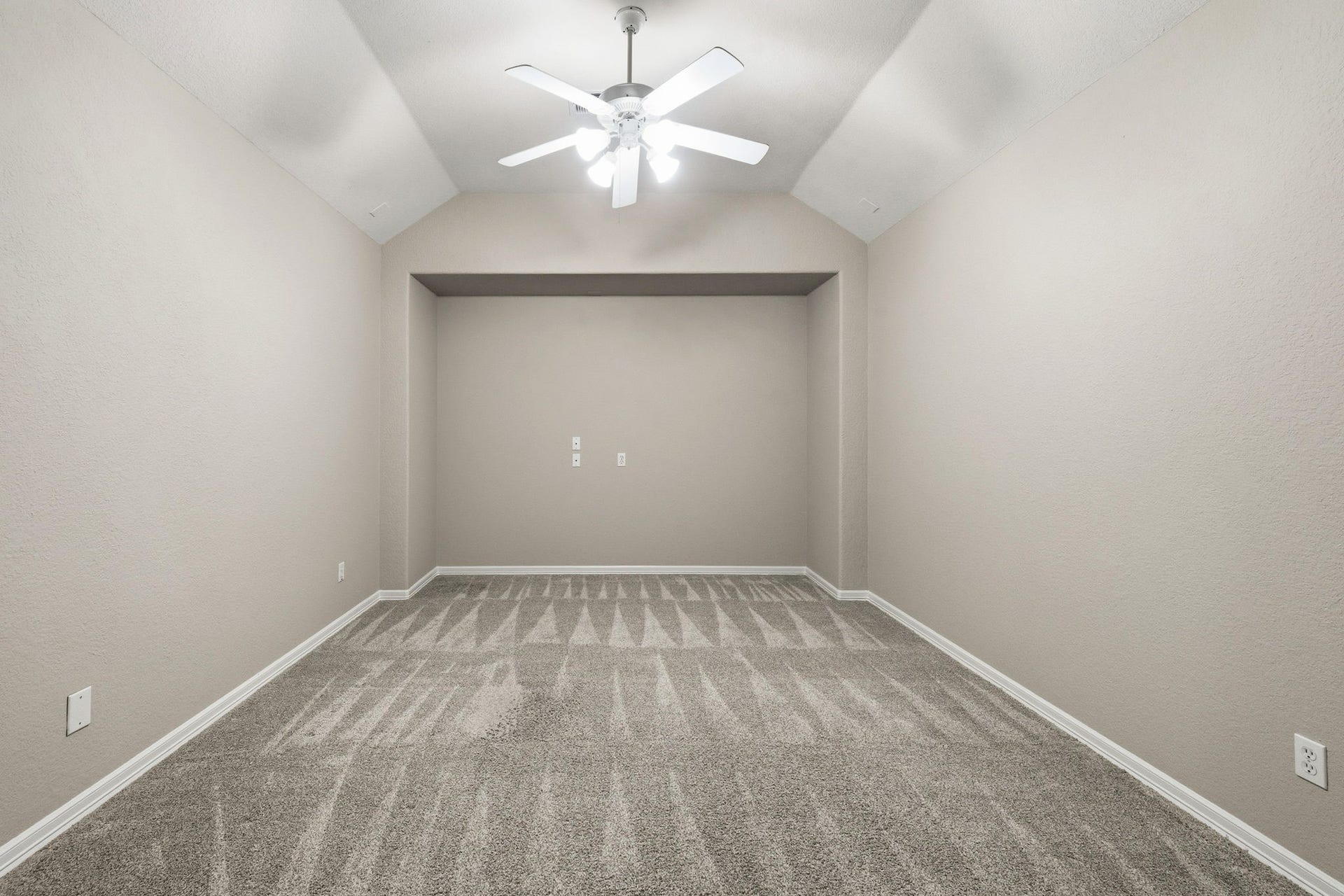 7514 Water Wood Trail, Kingwood, TX 77346 Spacious media room with vaulted ceiling, neutral walls, plush carpet, and a ceiling fan.