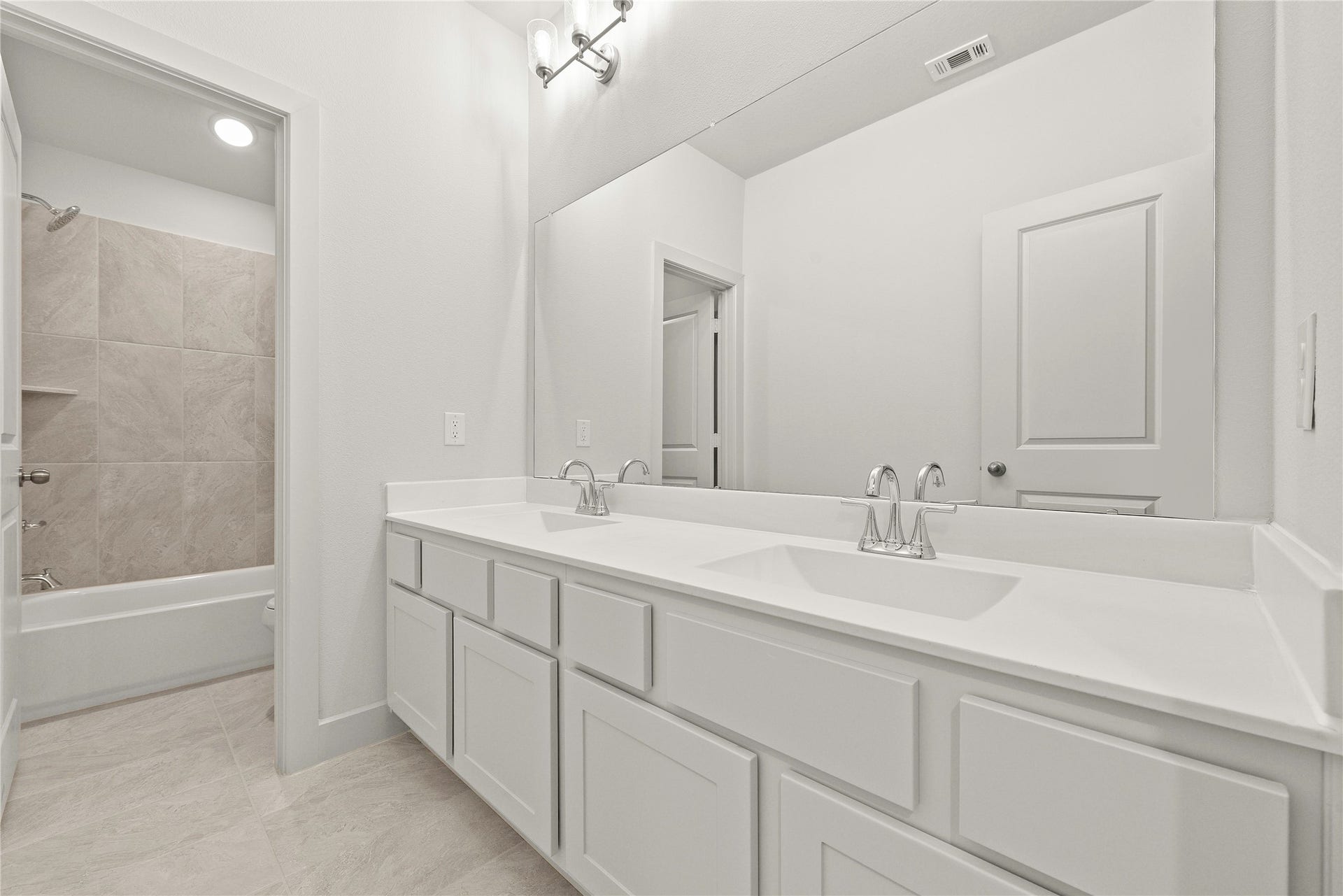 386 Mulberry Creek Street, Conroe, TX 77304 Representative image; features, selections and colors may vary.