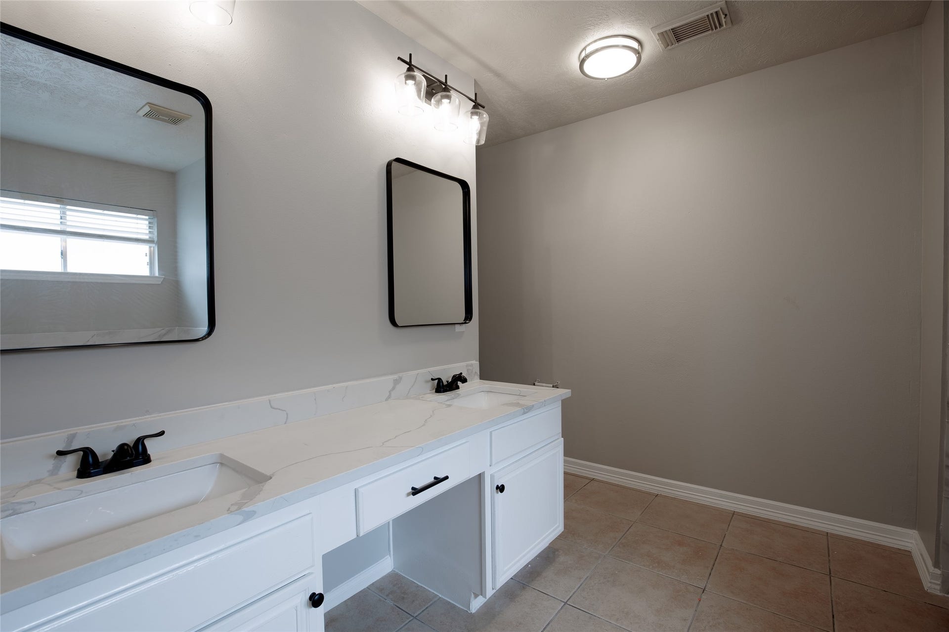 19946 Mason Creek Drive, Katy, TX 77449 Primary bathroom with double sinks and quartz counters
