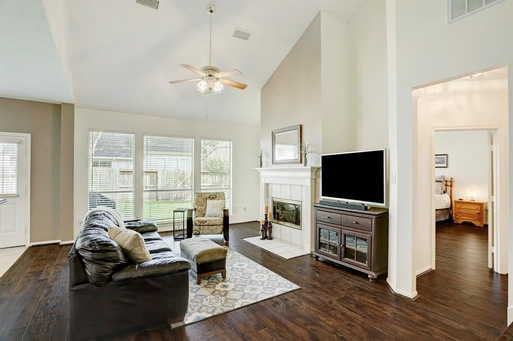 635 Presley Way, Sugar Land, TX 77479
