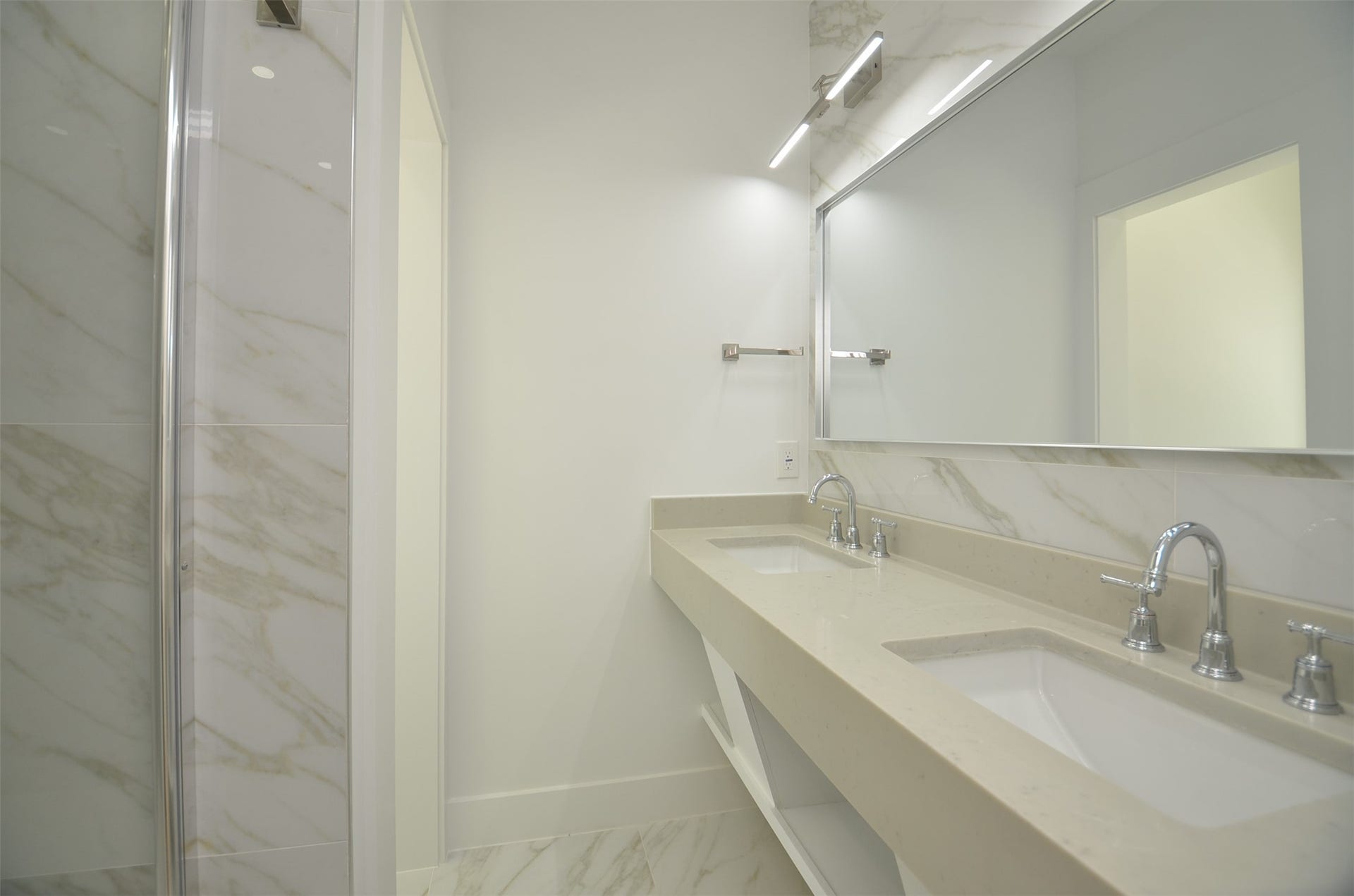 1207 Martin Street, Houston, TX 77018 Beautiful modern primary bath with double vanity and a large walk-in shower, and smart Toilet.