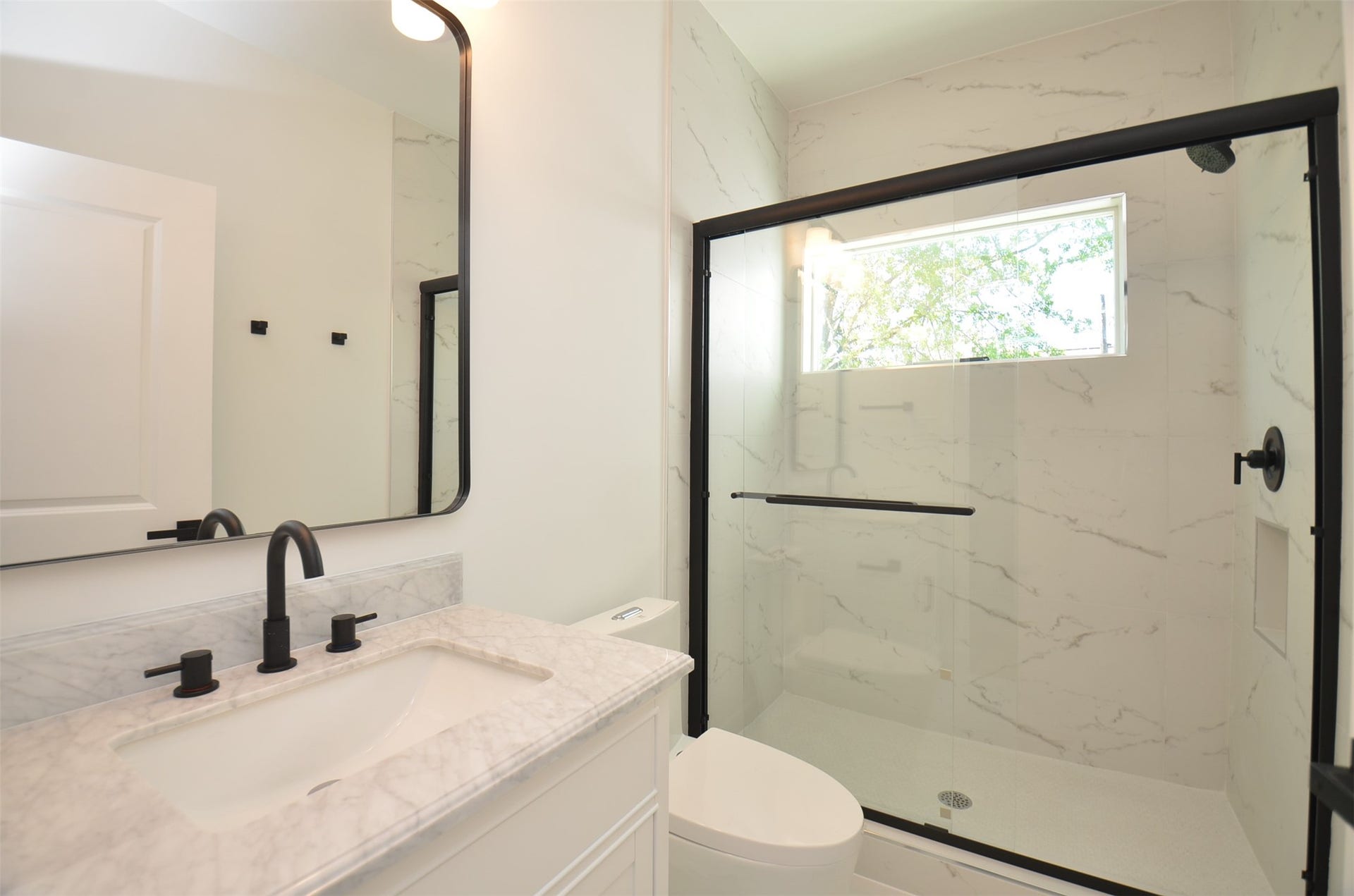 1207 Martin Street, Houston, TX 77018 Secondary Bathroom