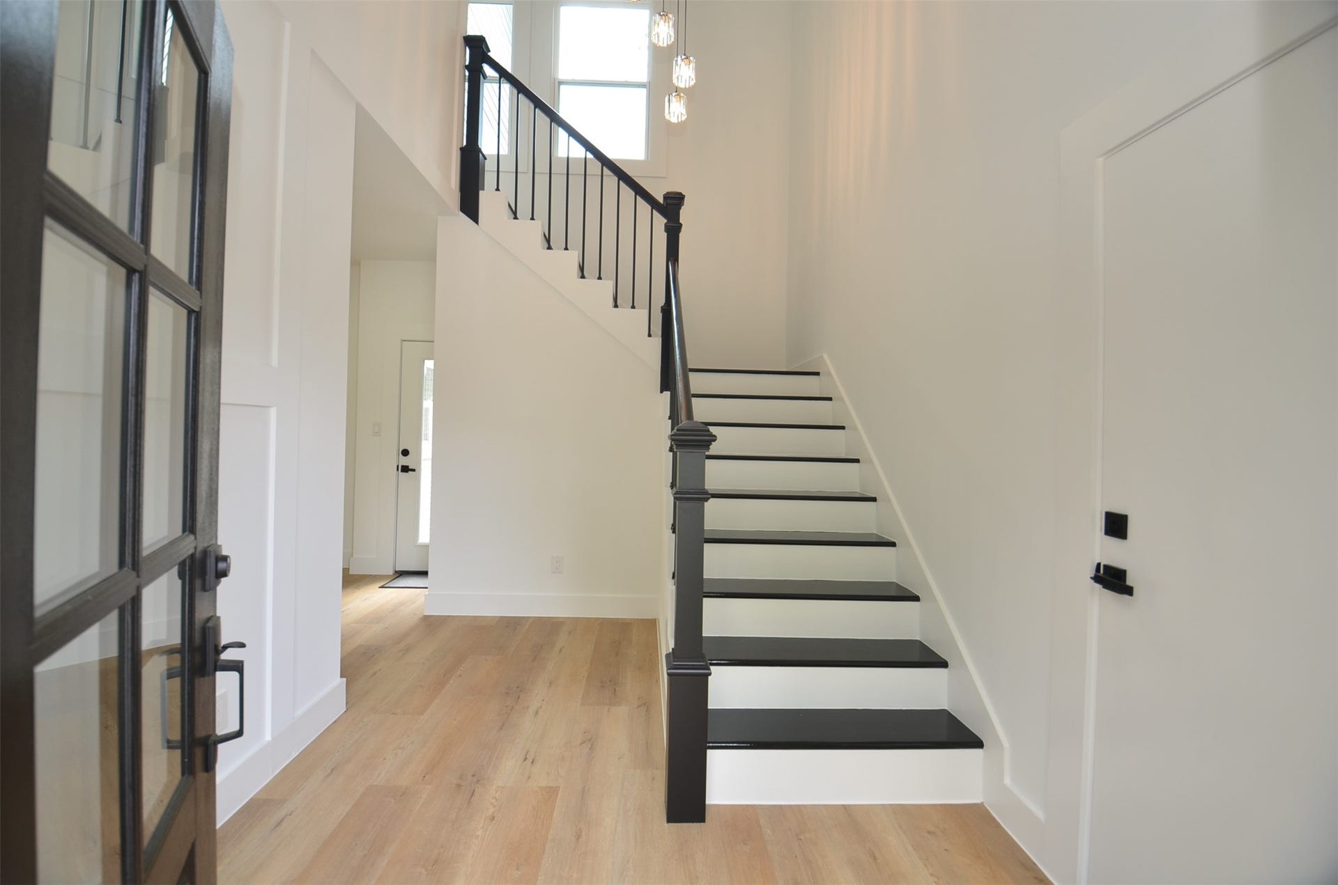 1207 Martin Street, Houston, TX 77018 Bright entryway featuring high ceilings and elegant staircase