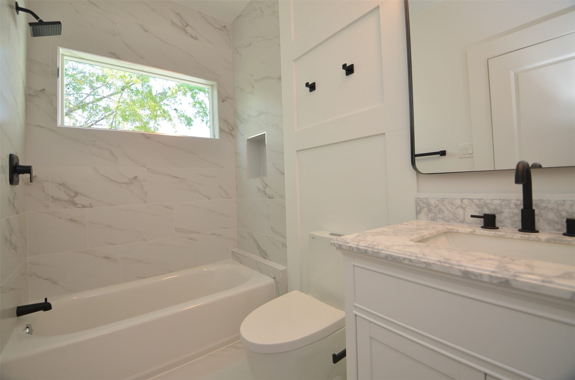 1207 Martin Street, Houston, TX 77018 Secondary Bathroom