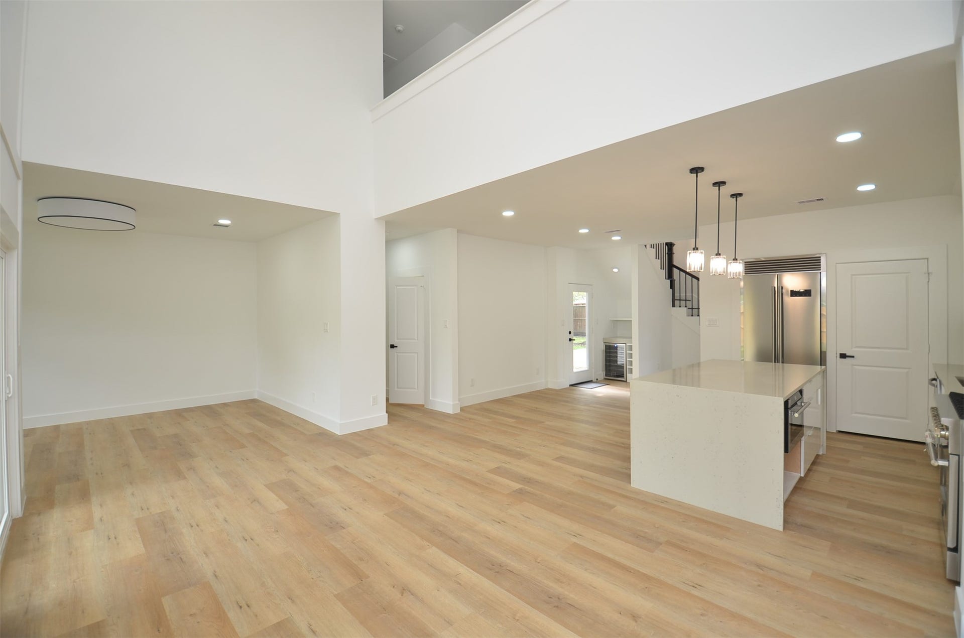 1207 Martin Street, Houston, TX 77018 Spacious living area with High Ceilings, open to the Kitchen.