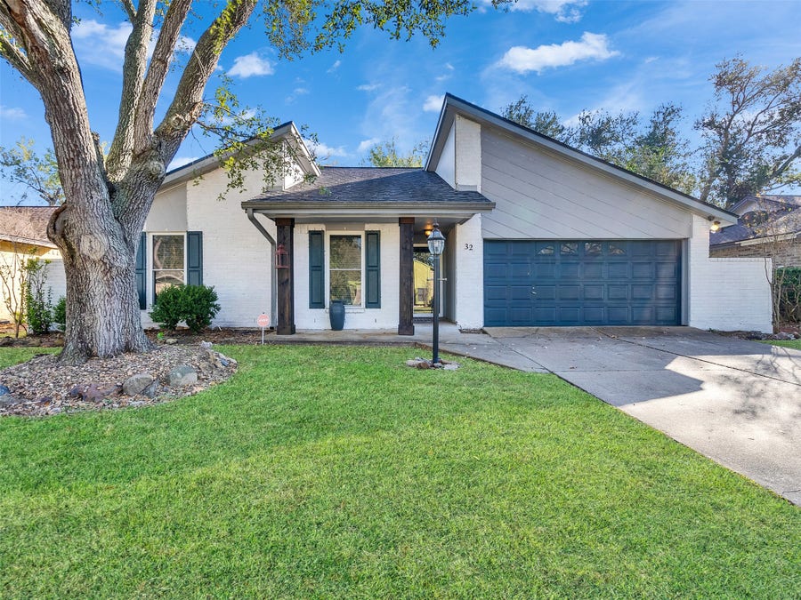 Property photo for 32 Sarita Road, Angleton, TX