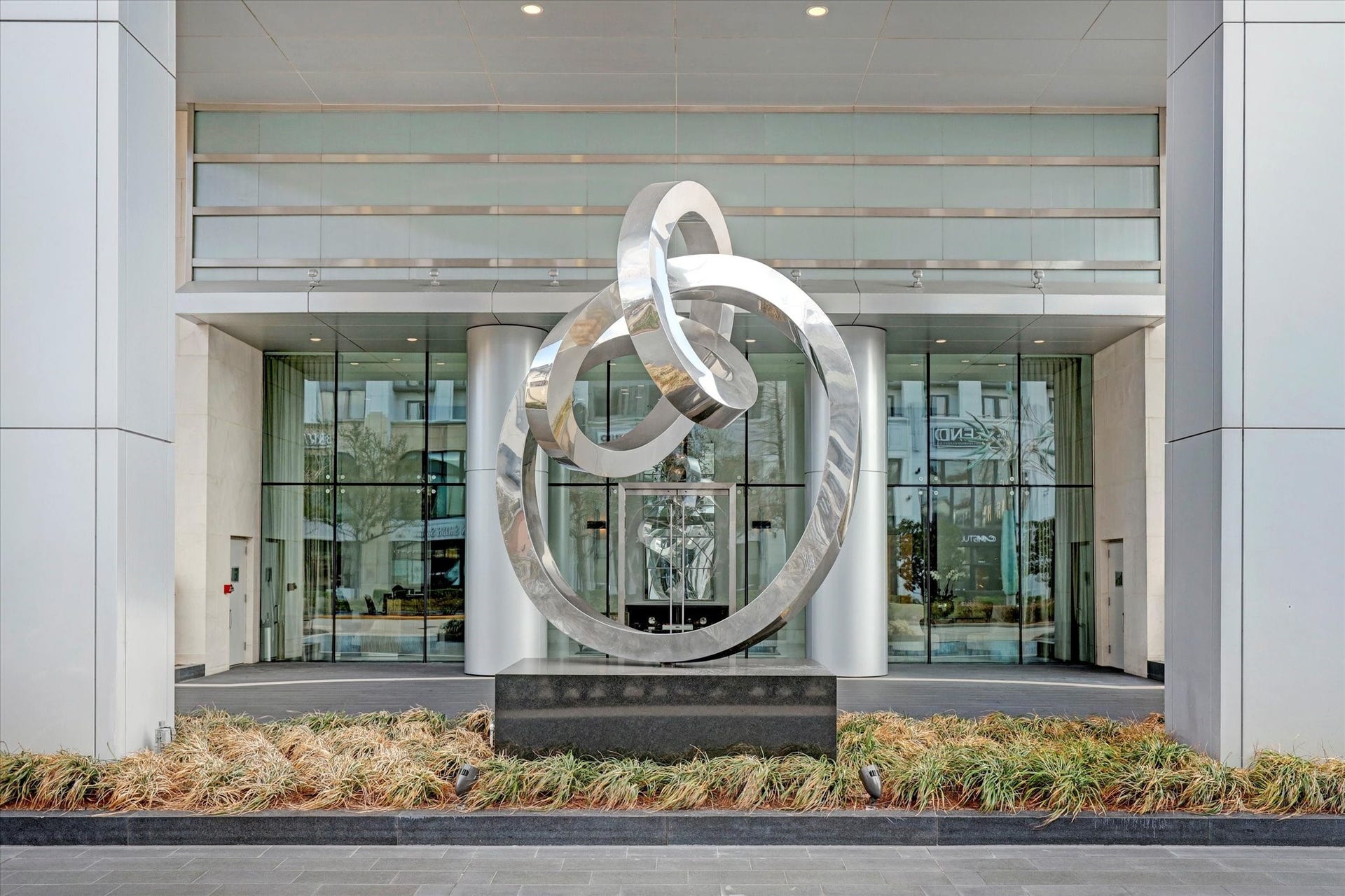 2727 Kirby is one of Houstons most coveted high-rise addresses, rising brilliantly above the city skyline in the heart of Upper Kirby. This architecturally striking glass tower offers resort-style living with dramatic and sweeping skyline views.