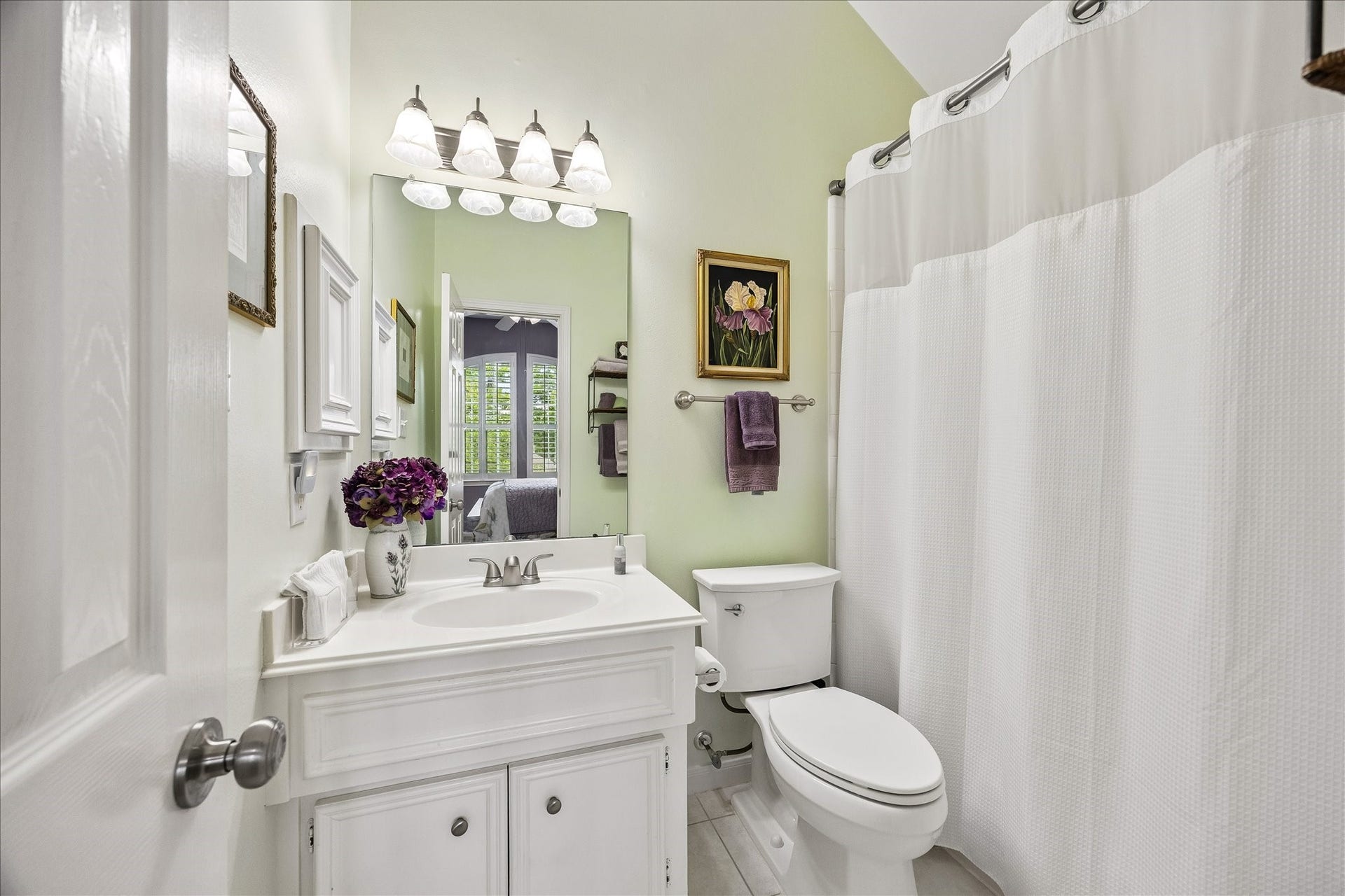 9618 Randon Lane, Missouri City, TX 77459 A lovely En-Suite Bathroom for your guests.