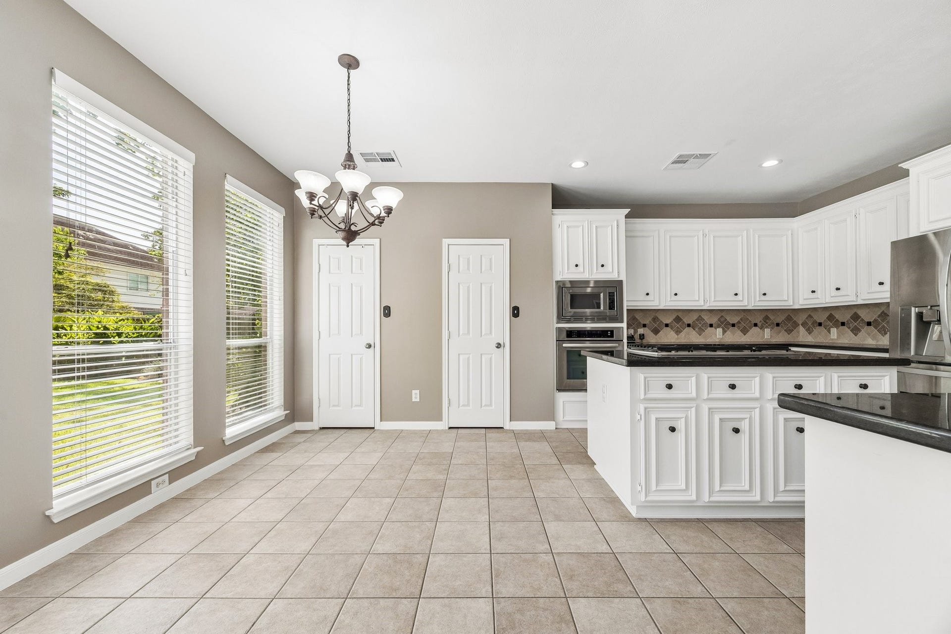 9618 Randon Lane, Missouri City, TX 77459 Spacious Breakfast/Casual Dining Area.