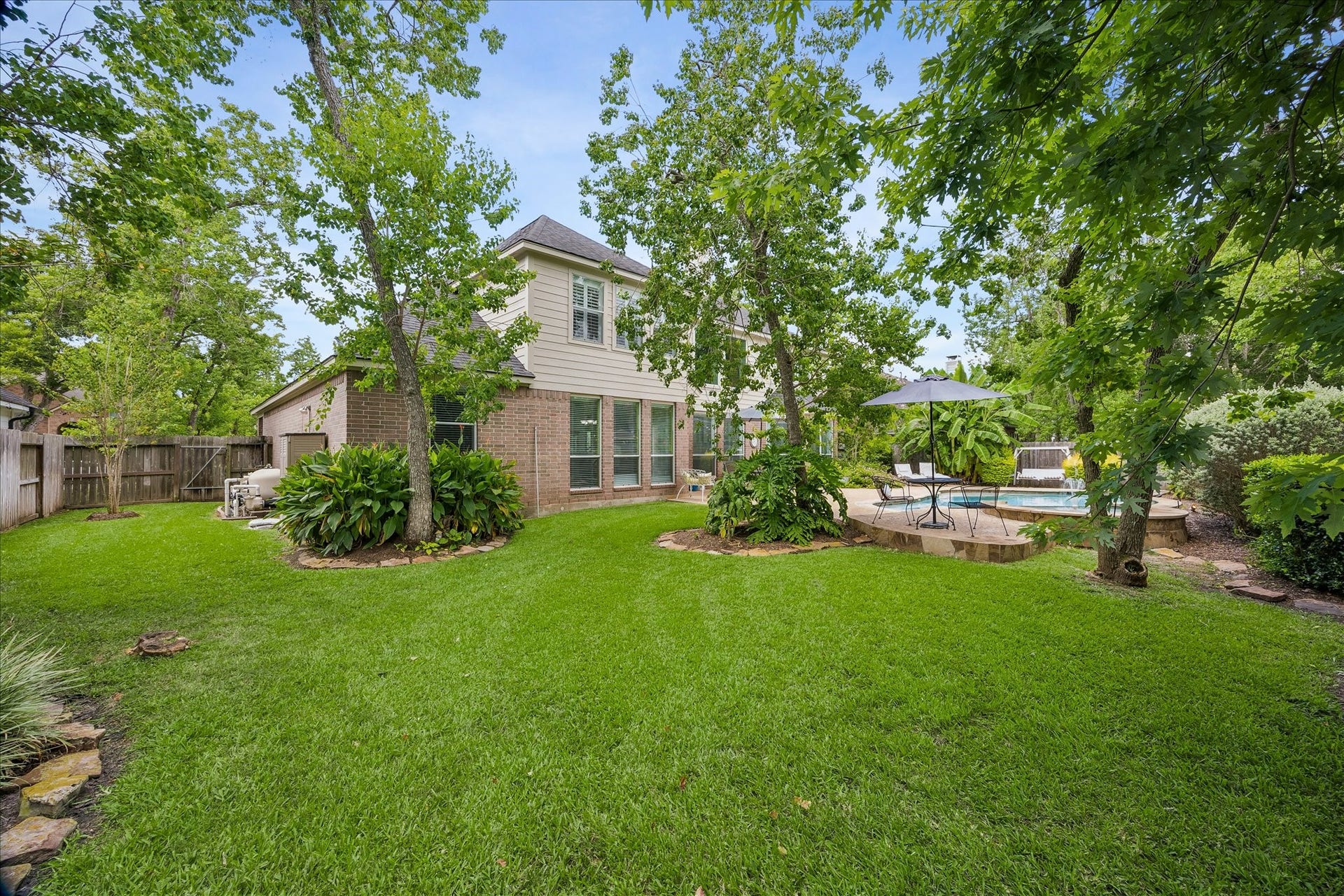 9618 Randon Lane, Missouri City, TX 77459 Plenty of grass for children and pets to play.