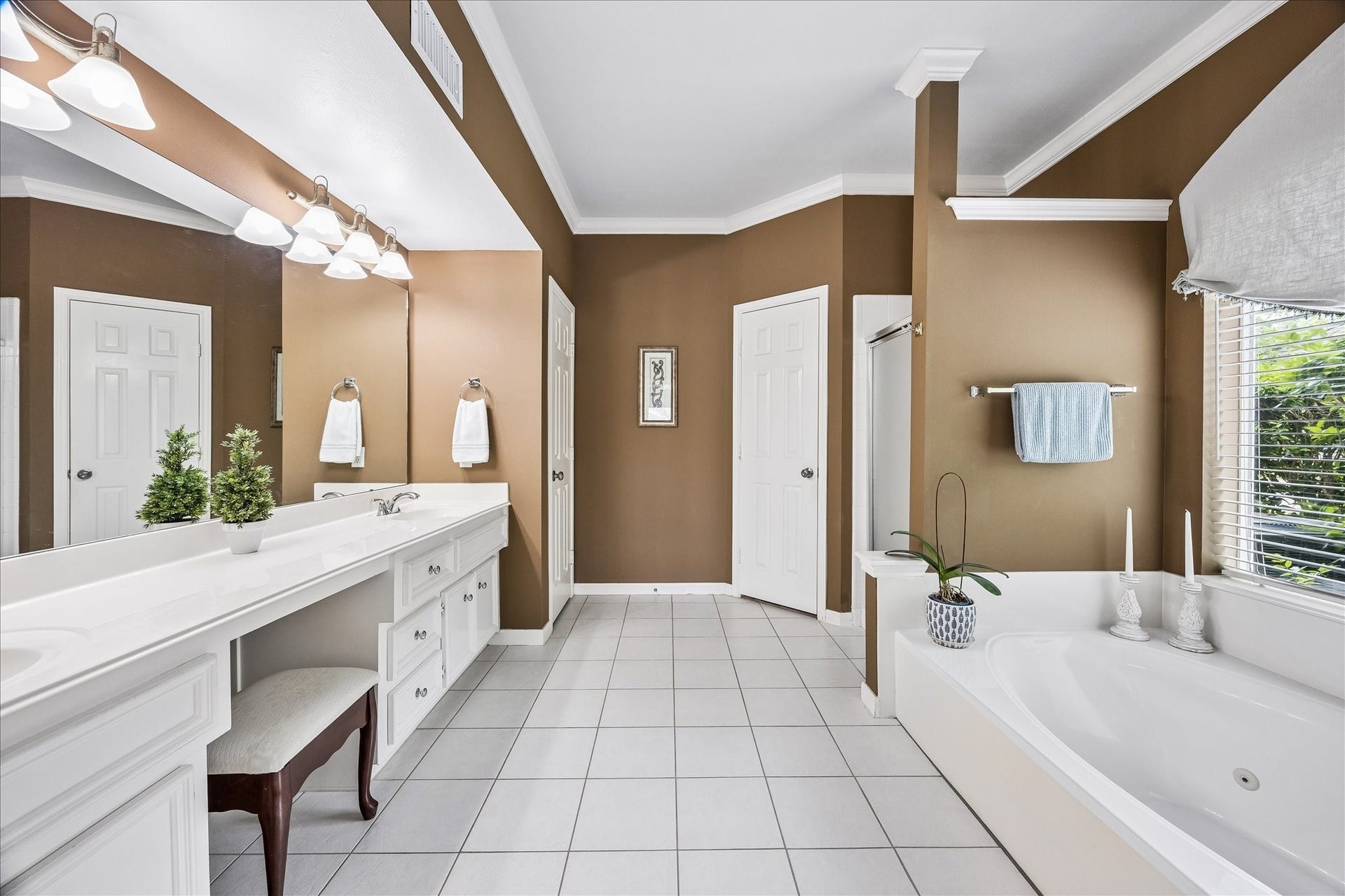 9618 Randon Lane, Missouri City, TX 77459 This large Primary Bathroom is in beautiful condition.