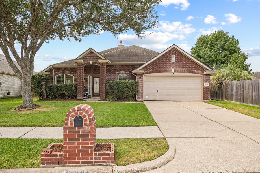 Property photo for 4926 Quiet Canyon Drive, Friendswood, TX