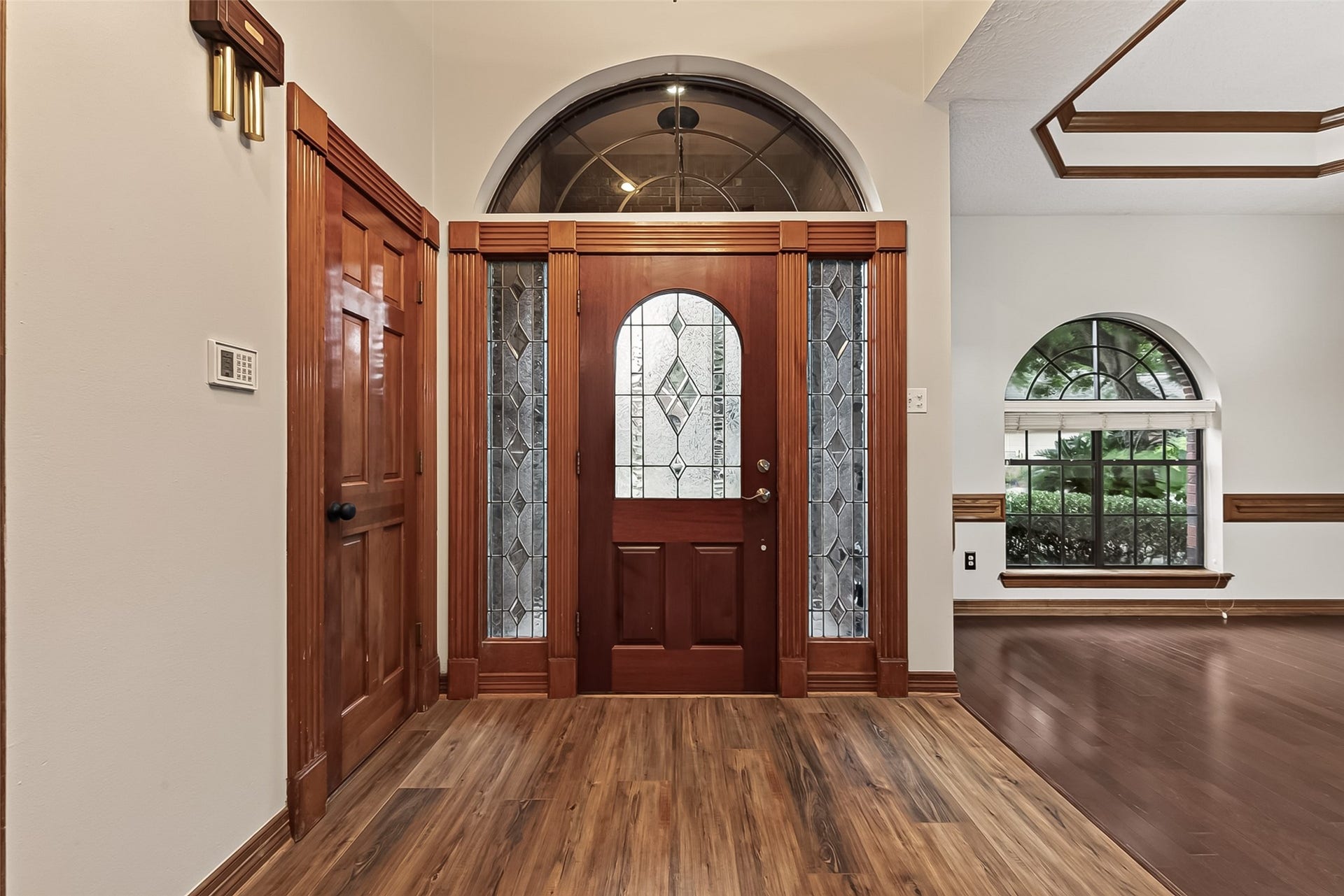 1410 Briar Green Court, Richmond, TX 77406 Welcome home through this grand entry with soaring ceilings and large spacious room!
