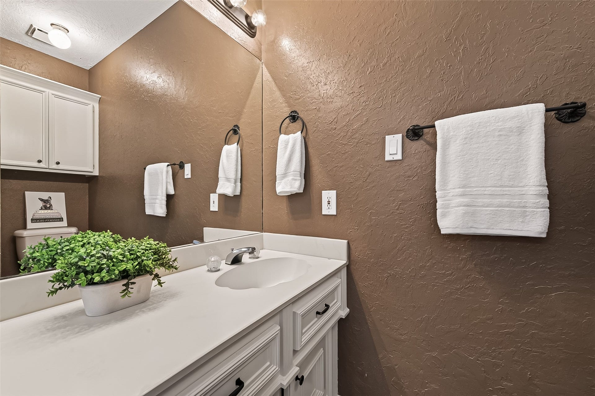 1410 Briar Green Court, Richmond, TX 77406 One of the 2 vanities in the primary bathroom