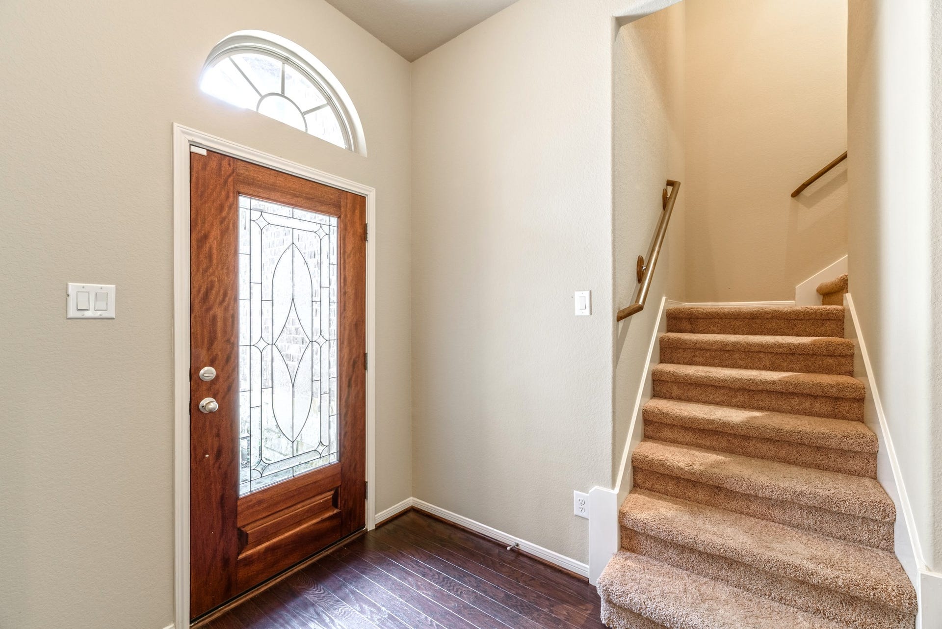 202 Black Swan Place, Magnolia, TX 77354 The front entry hall is very bright with a beautiful lead glass front door, real wood floors and high ceilings.
