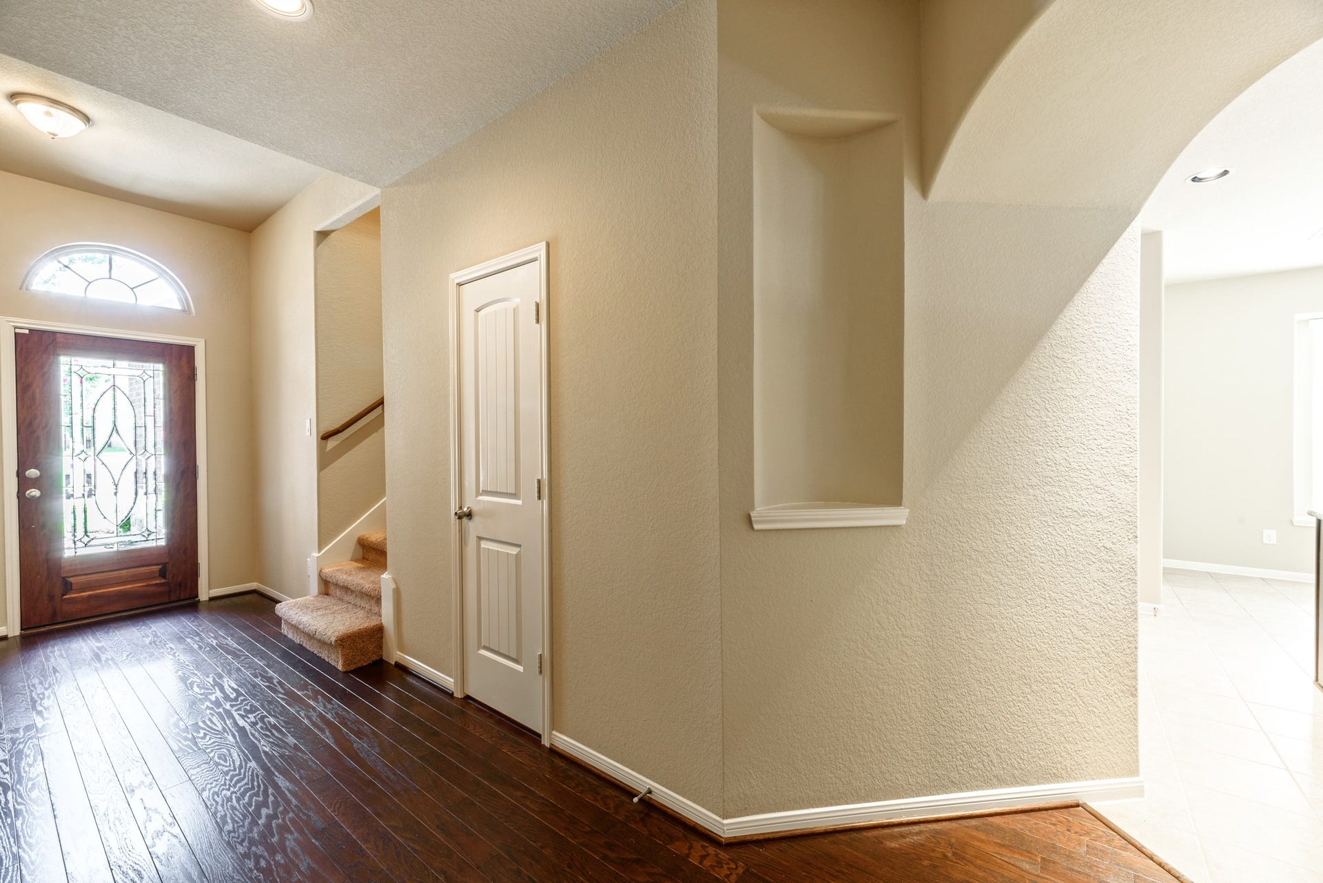 202 Black Swan Place, Magnolia, TX 77354 The front entry hall has a coat closet and art niche just outside of the kitchen.