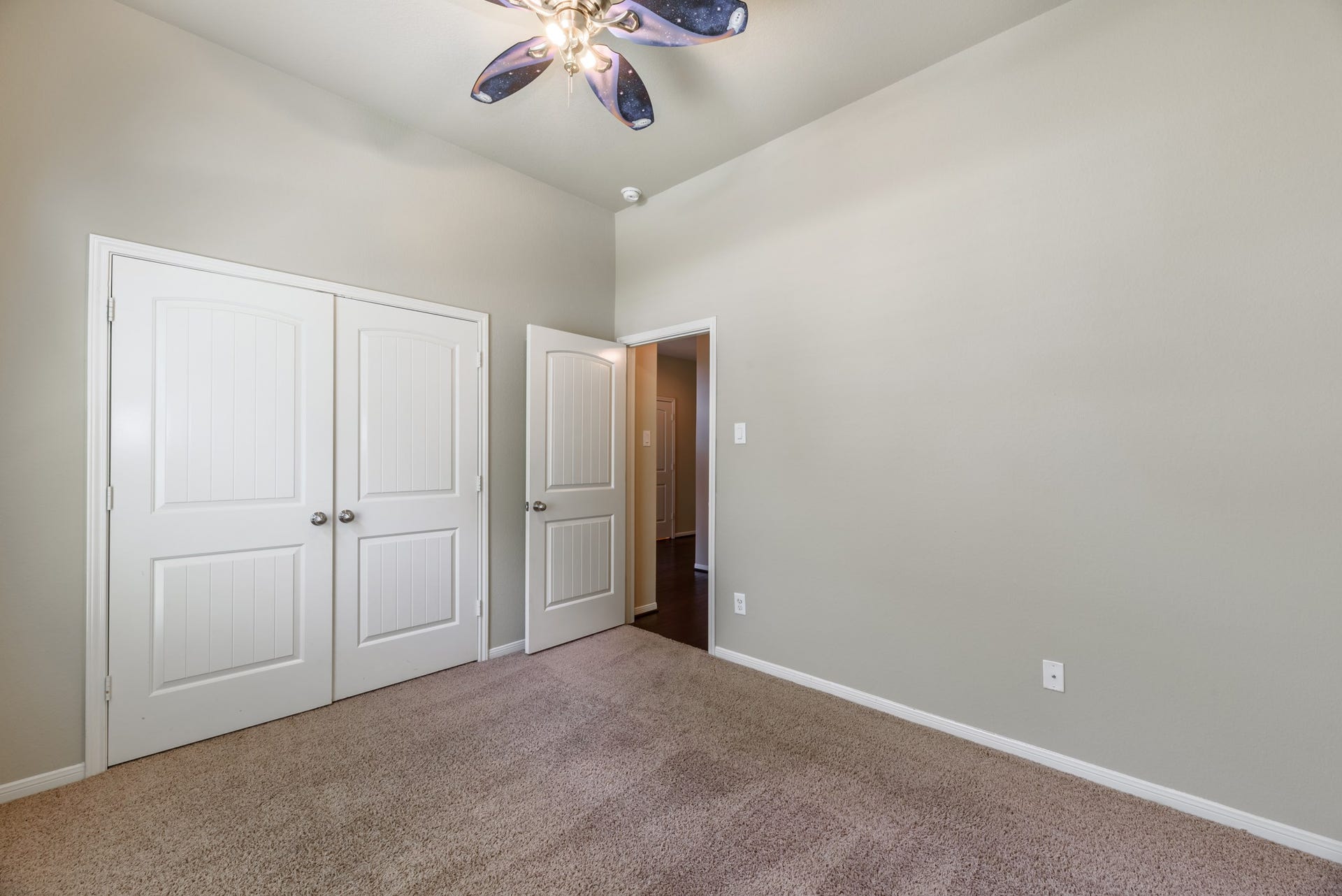 202 Black Swan Place, Magnolia, TX 77354 Secondary bedroom has double doors to the closet.