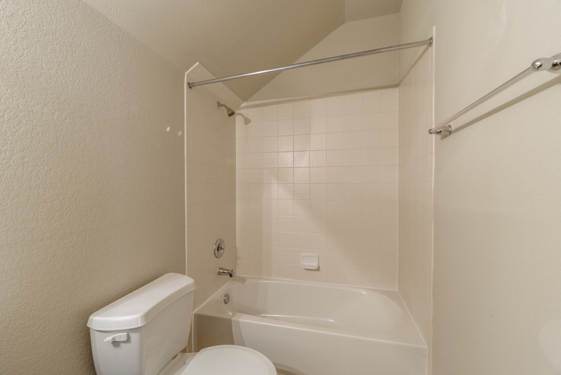 202 Black Swan Place, Magnolia, TX 77354 Secondary bathroom upstairs with tub/shower combo.