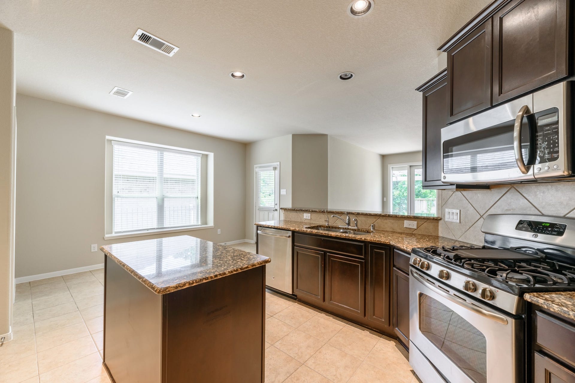 202 Black Swan Place, Magnolia, TX 77354 The kitchen features beautiful granite countertops, stainless steel appliances including gas stove.