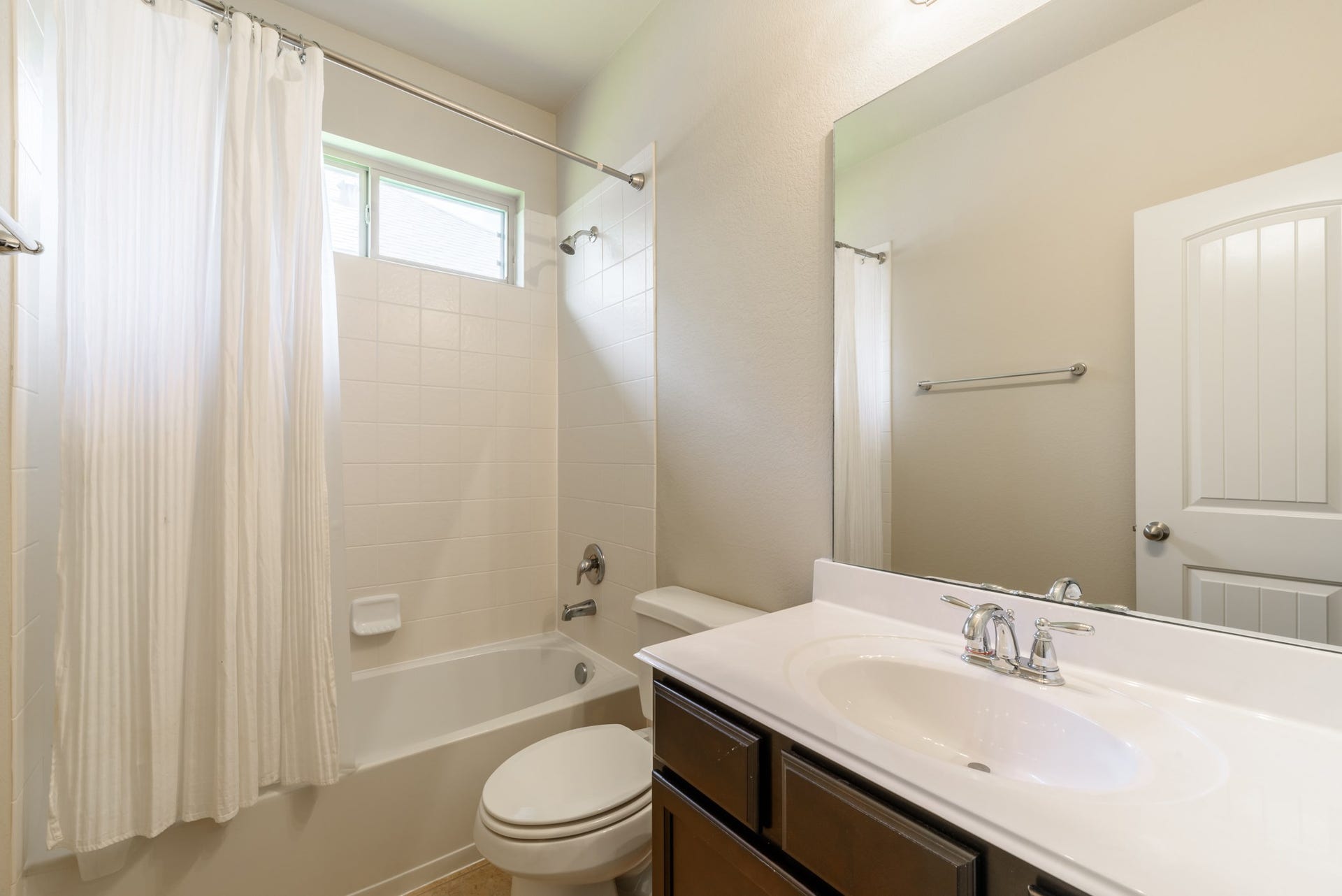 202 Black Swan Place, Magnolia, TX 77354 Full guest bath with tub/shower combo and single sink vanity.
