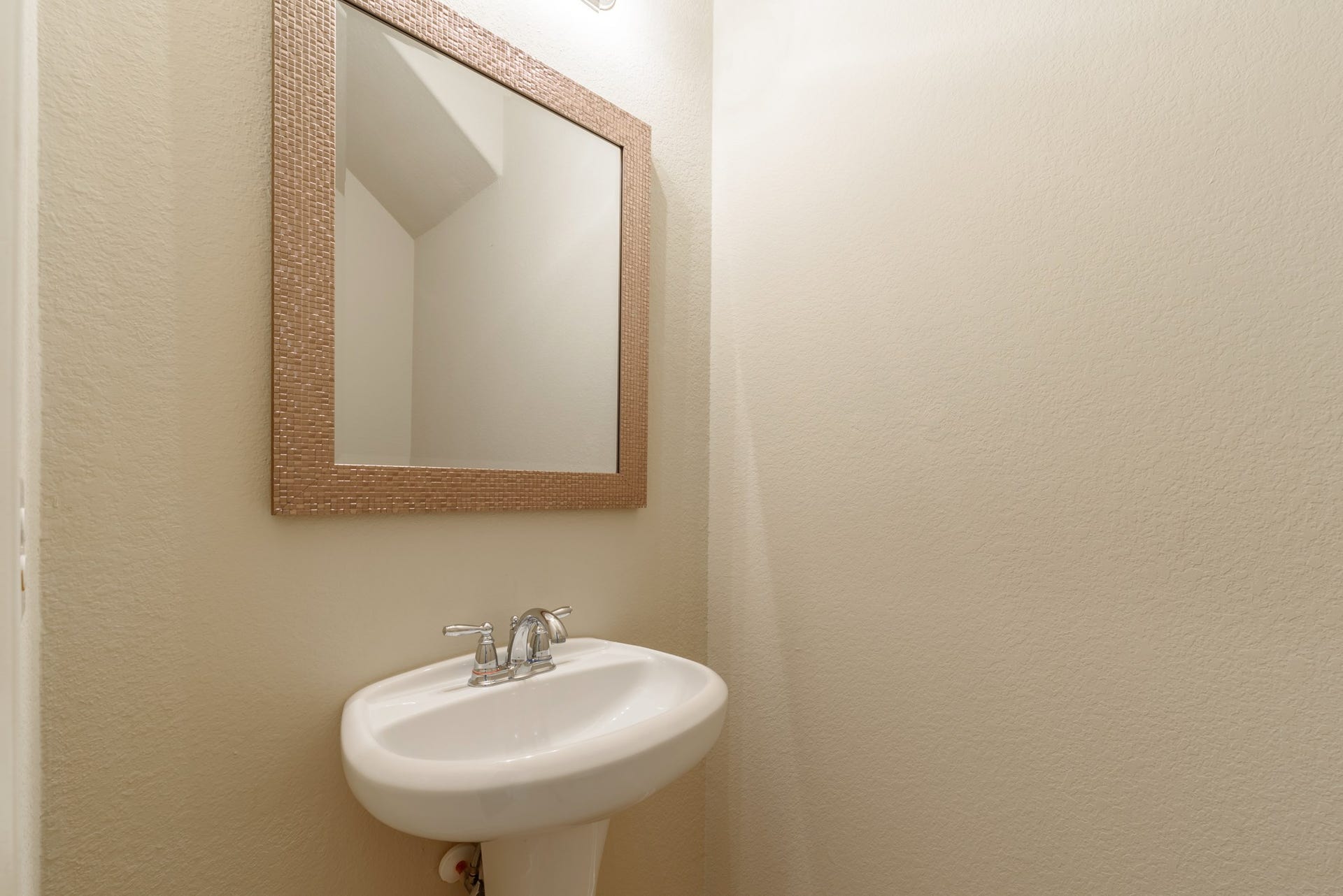 202 Black Swan Place, Magnolia, TX 77354 Pedestal sink in half bath.