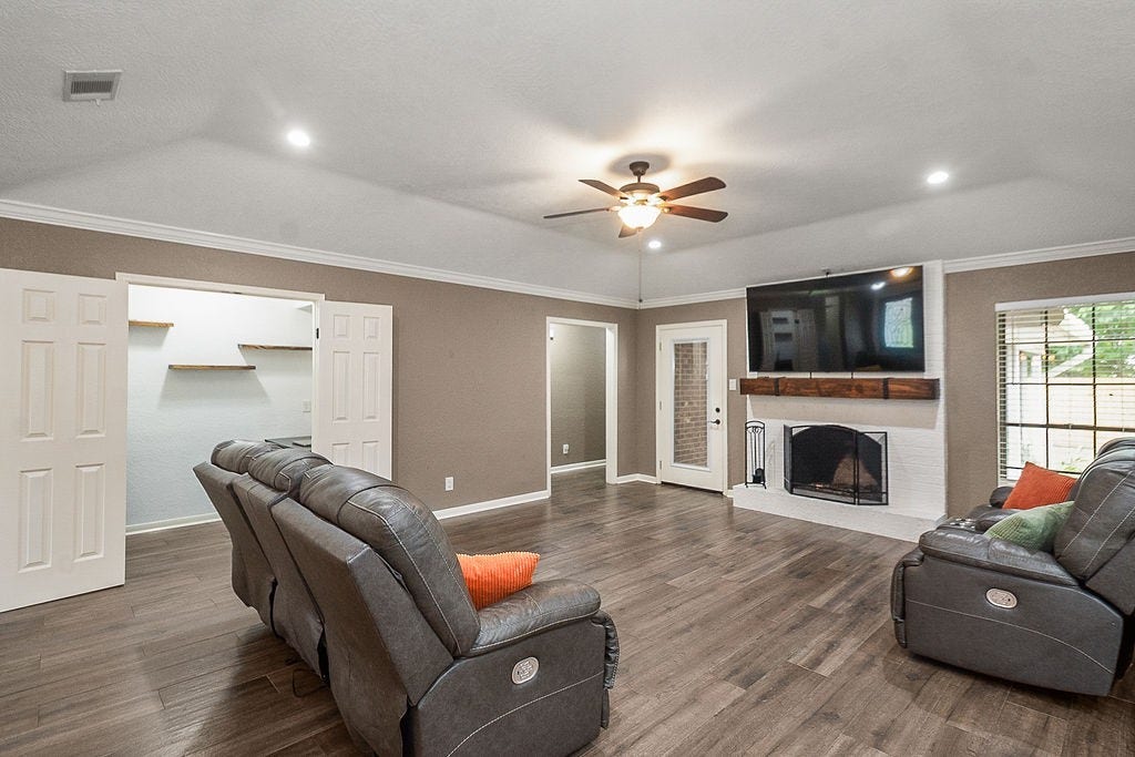3838 Hansen Drive, Dickinson, TX 77539 3838 Hansen Drive, Dickinson, TX 77539