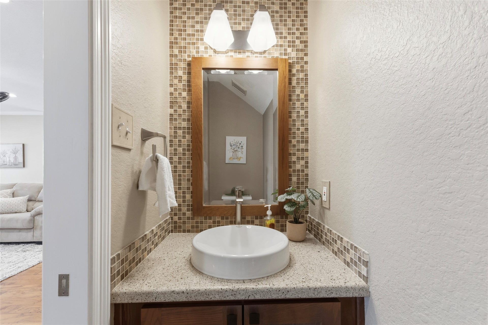15314 Ledgewood Park Drive, Cypress, TX 77429 Half Bathroom