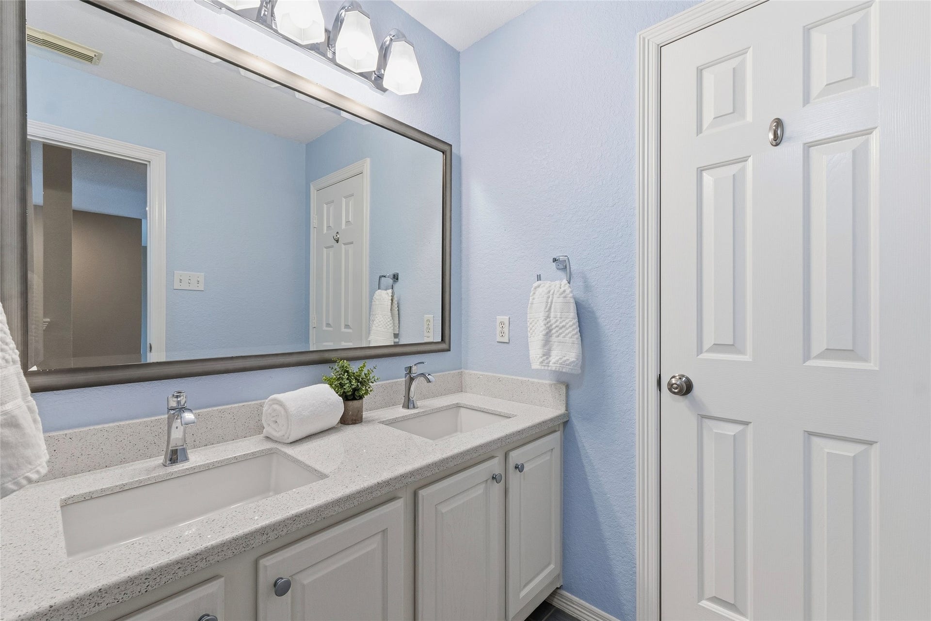 15314 Ledgewood Park Drive, Cypress, TX 77429 Updated Full Bath upstairs with dual sinks and quartz countertops.