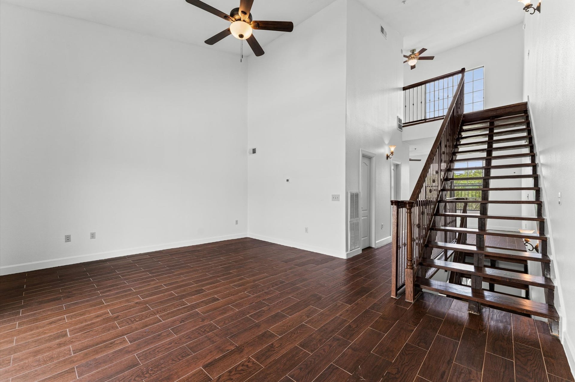 1602 Elgin Street, #10, Houston, TX 77004 The primary bedroom boasts soaring ceilings that give it a stunning loft-like feel.