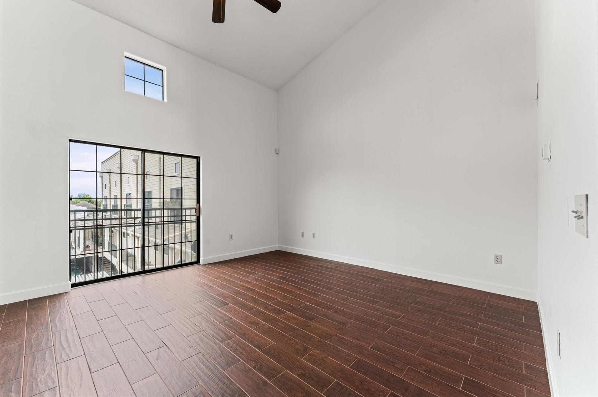 1602 Elgin Street, #10, Houston, TX 77004 The primary bedroom boasts soaring ceilings that give it a stunning loft-like feel.