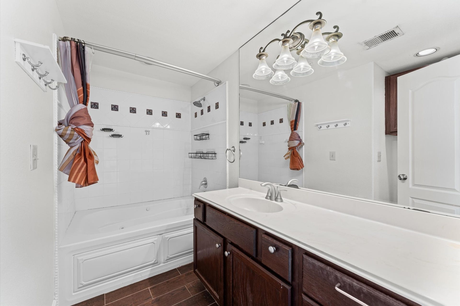 1602 Elgin Street, #10, Houston, TX 77004 Primary bath