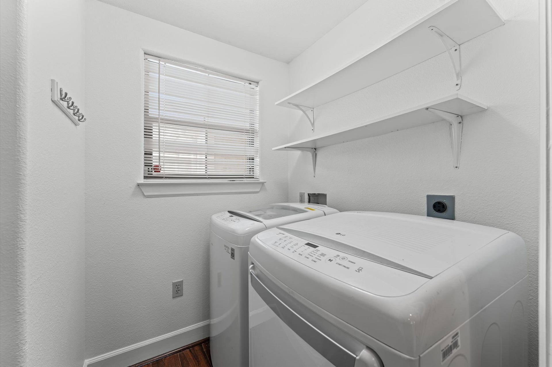 1602 Elgin Street, #10, Houston, TX 77004 In-unit washer and dryer included