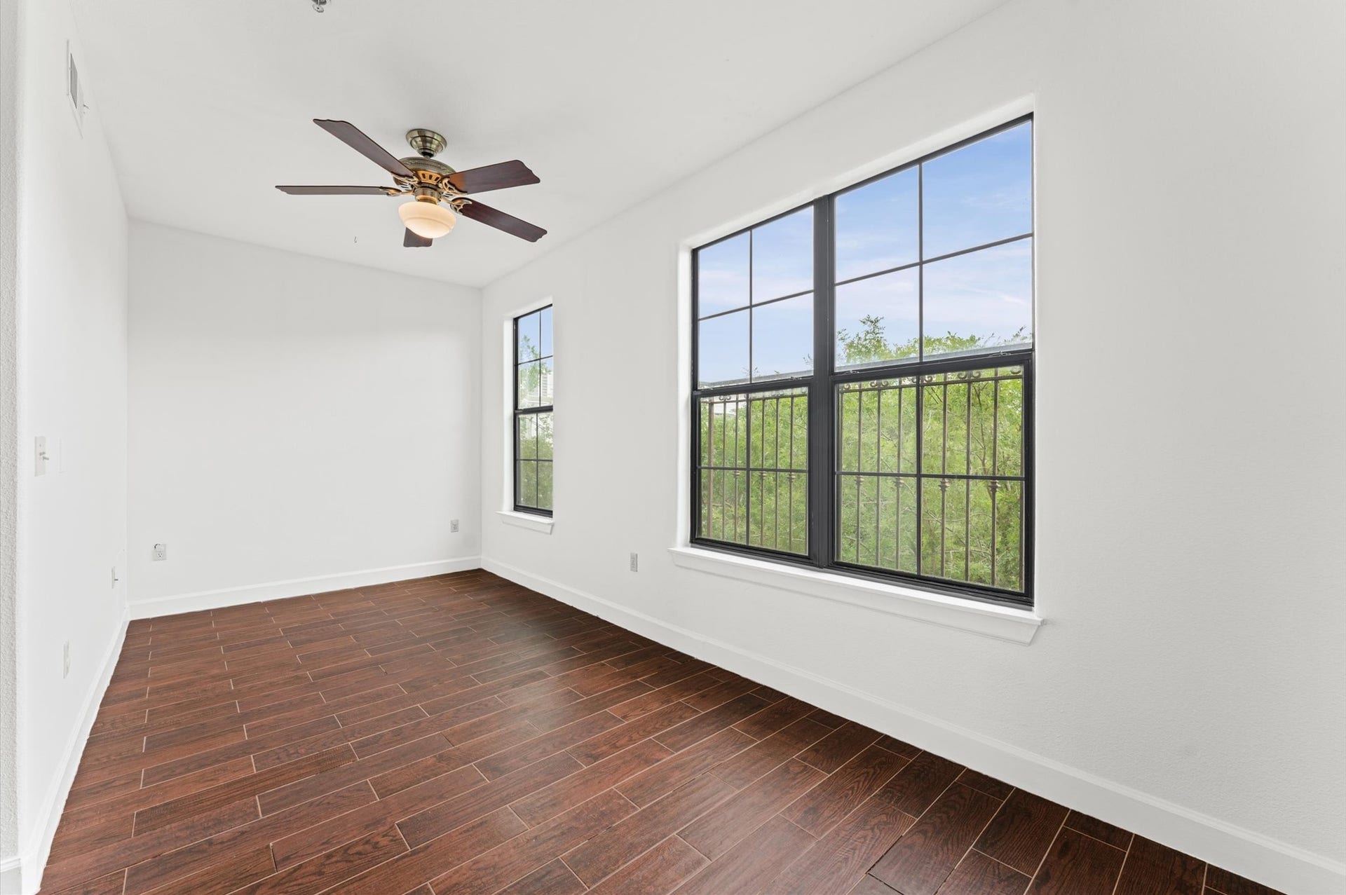 1602 Elgin Street, #10, Houston, TX 77004 Office / flex space located on the second level (same as the primary bedroom).