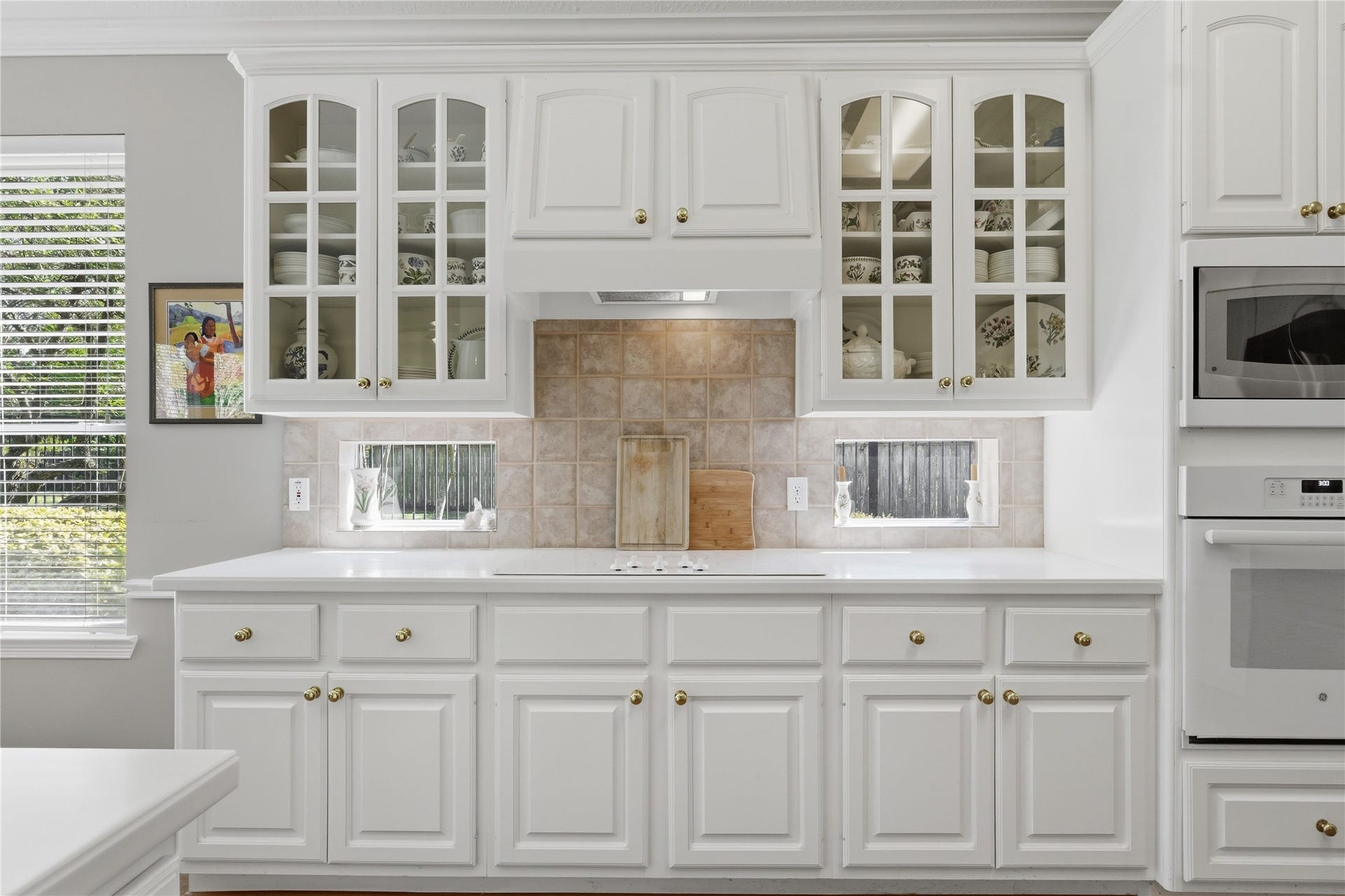 11839 Catrose Lane, Cypress, TX 77429 Beautiful display cabinets and don't miss the small windows underneath to allow natural light to pour in!