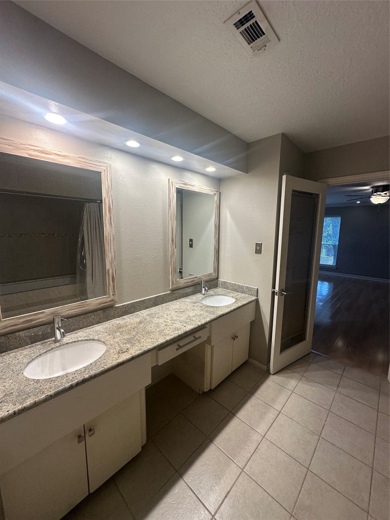 10005 Kemp Forest Drive, Houston, TX 77080 10005 Kemp Forest Drive, Houston, TX 77080