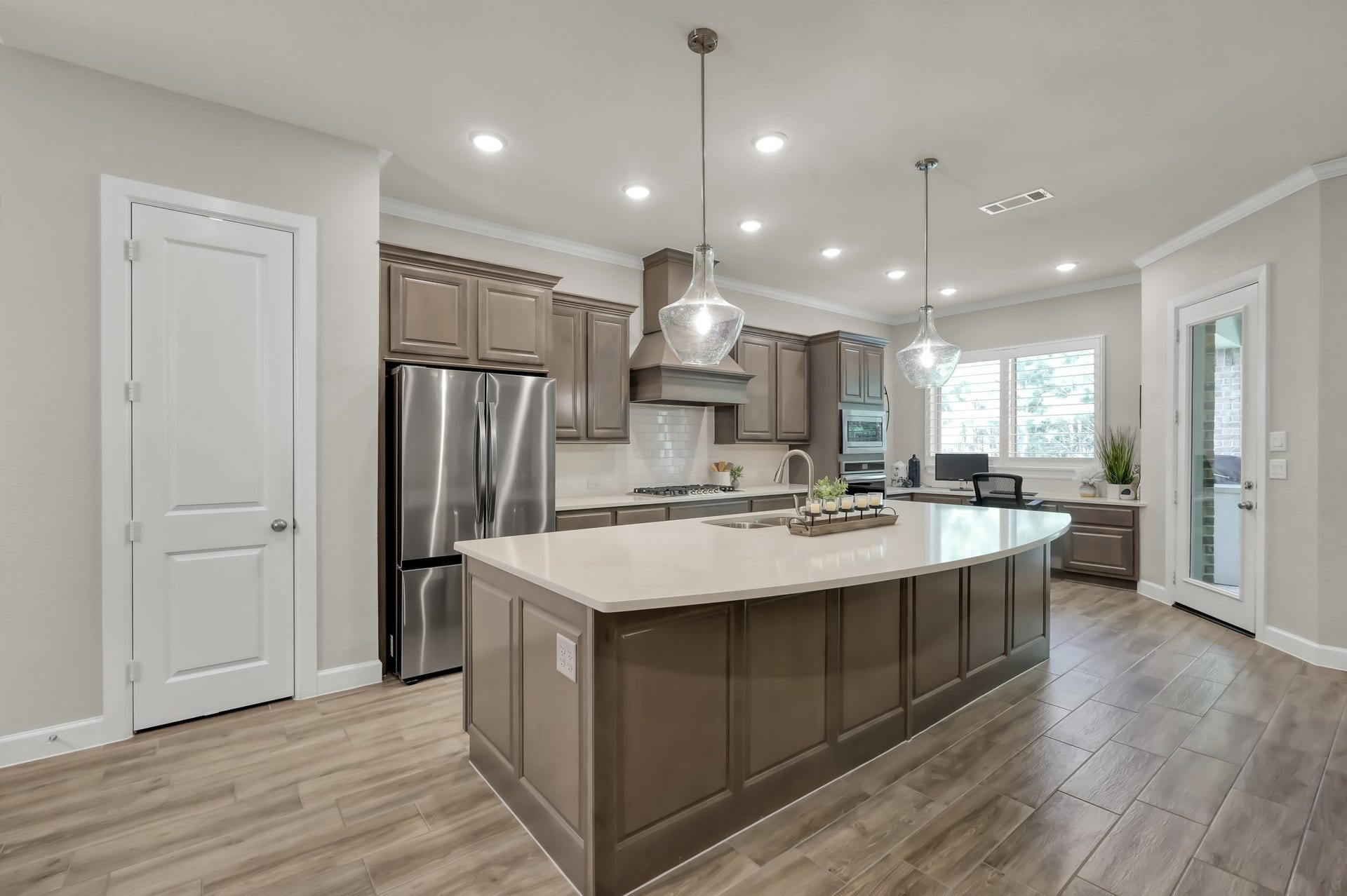 Chef's kitchen, open, bright with walk-in pantryperfect blend of function and style.
