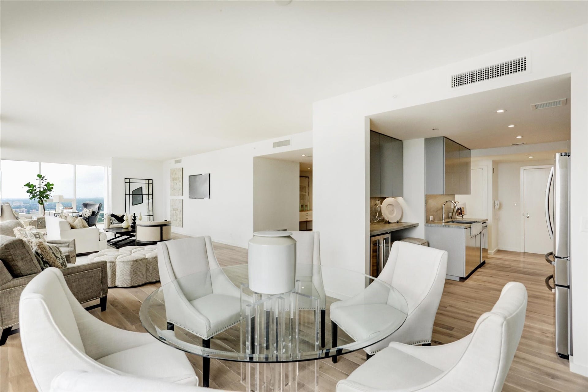 5110 San Felipe Street, #314W, Houston, TX 77056 Spacious 31st floor corner residence with 2,690 sq. ft.