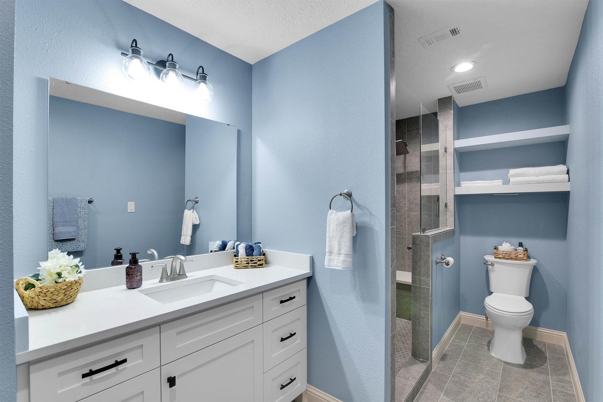 18703 Timbers Trace Drive, Humble, TX 77346 Full bath off flex room.