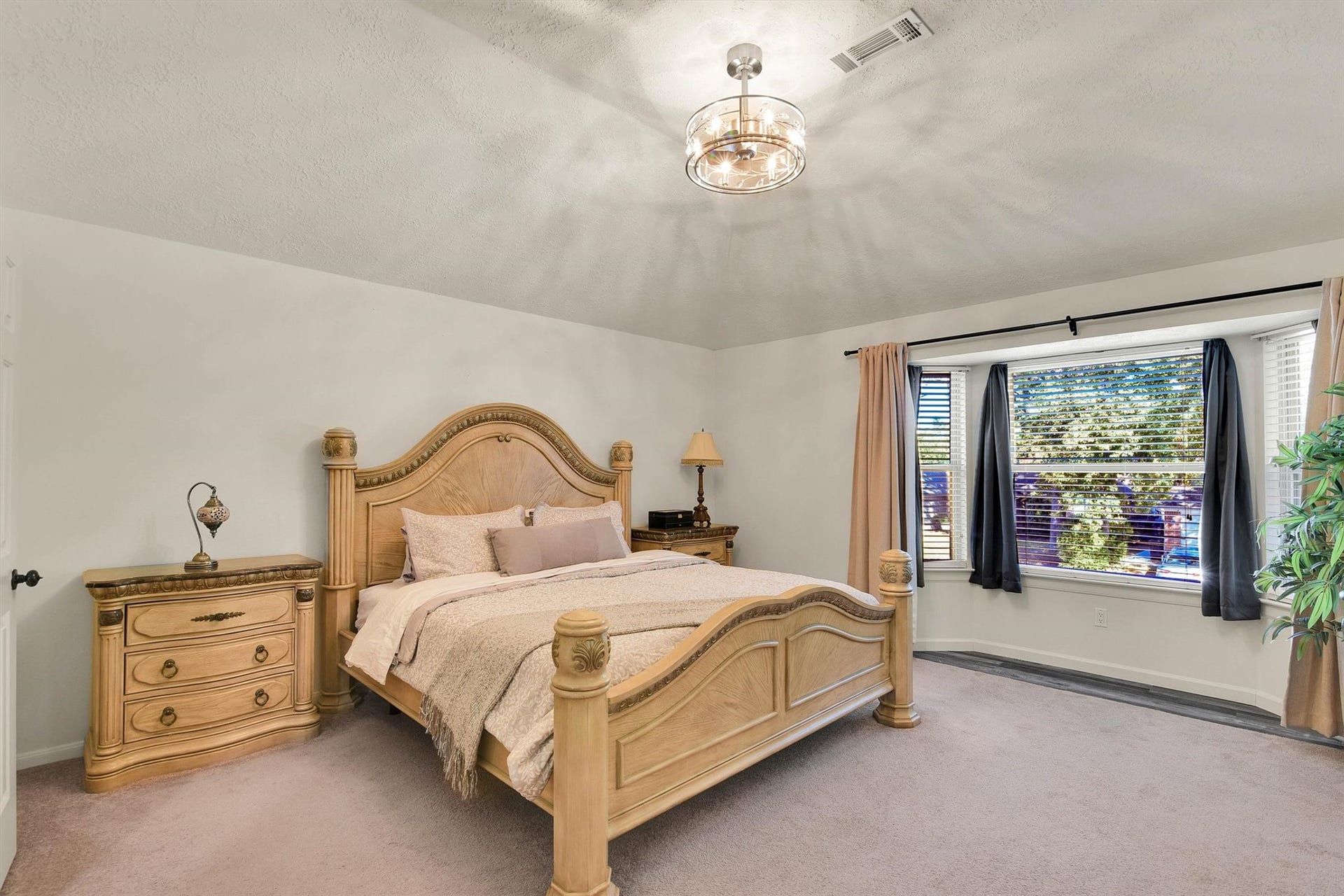 18703 Timbers Trace Drive, Humble, TX 77346 Primary bedroom with bat window.
