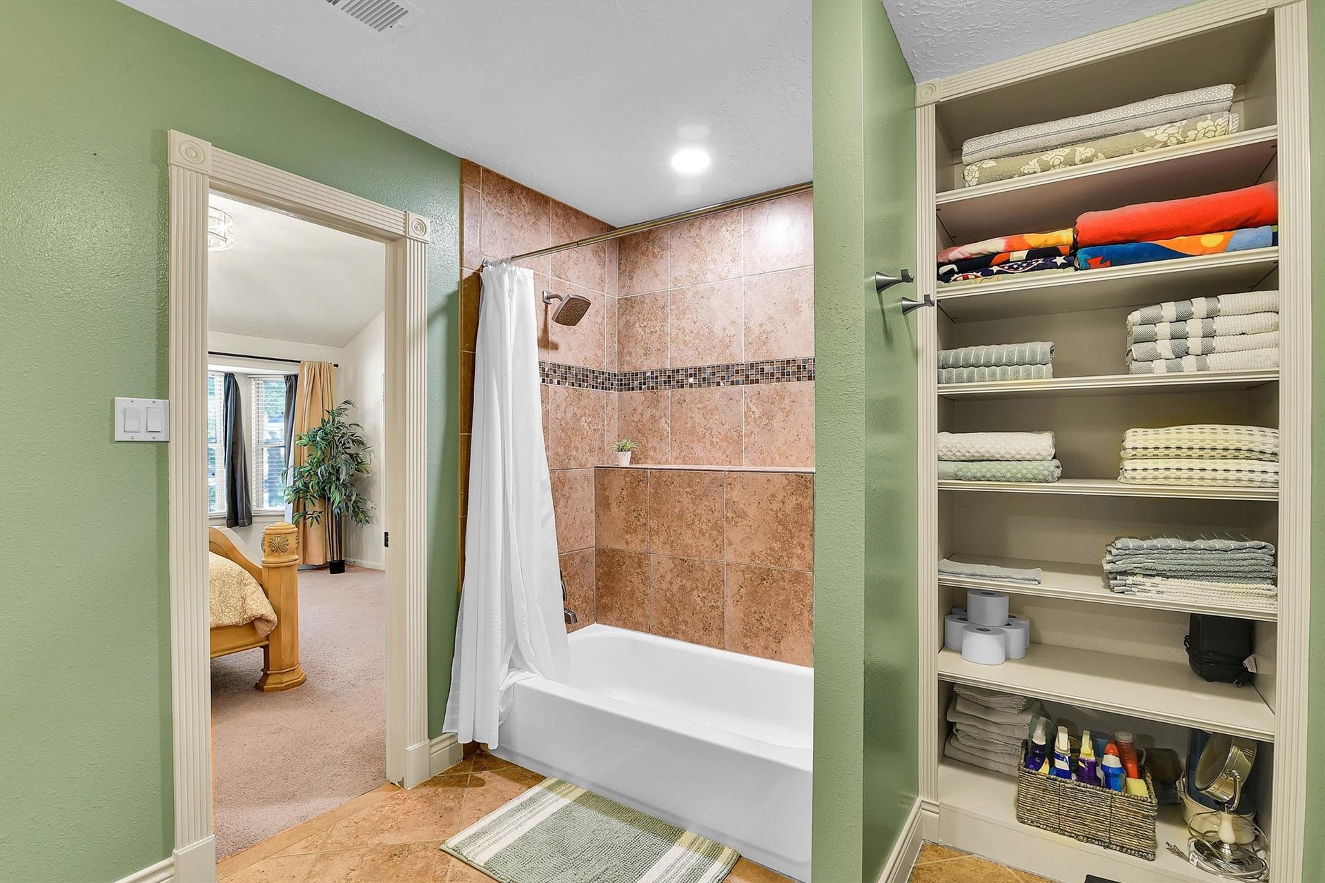 18703 Timbers Trace Drive, Humble, TX 77346 primary bath.