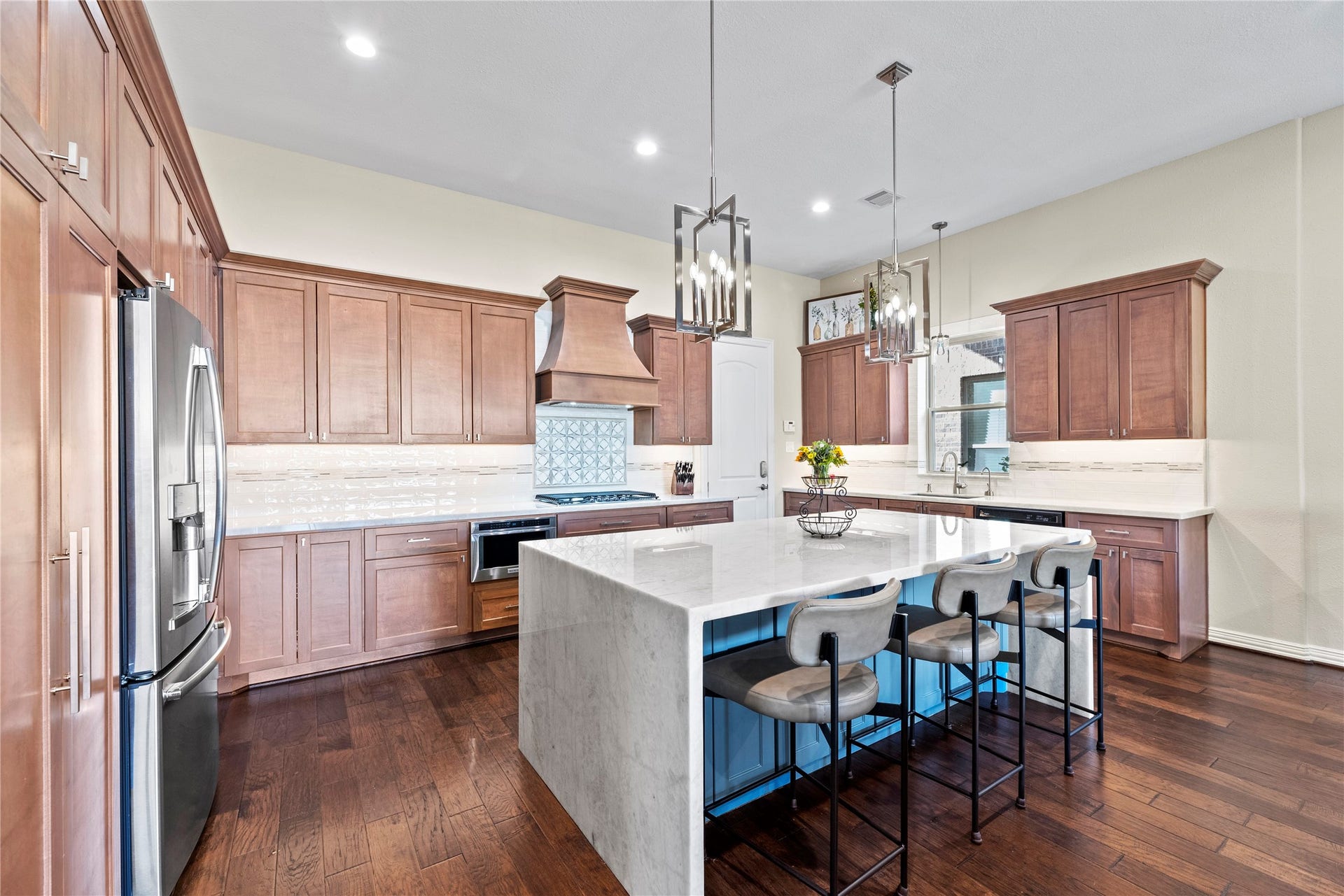 17922 Olde Oaks Estate Court, Cypress, TX 77433 This remodeled kitchen features hardwood floors, stunning cabinets, and quartzite countertops.