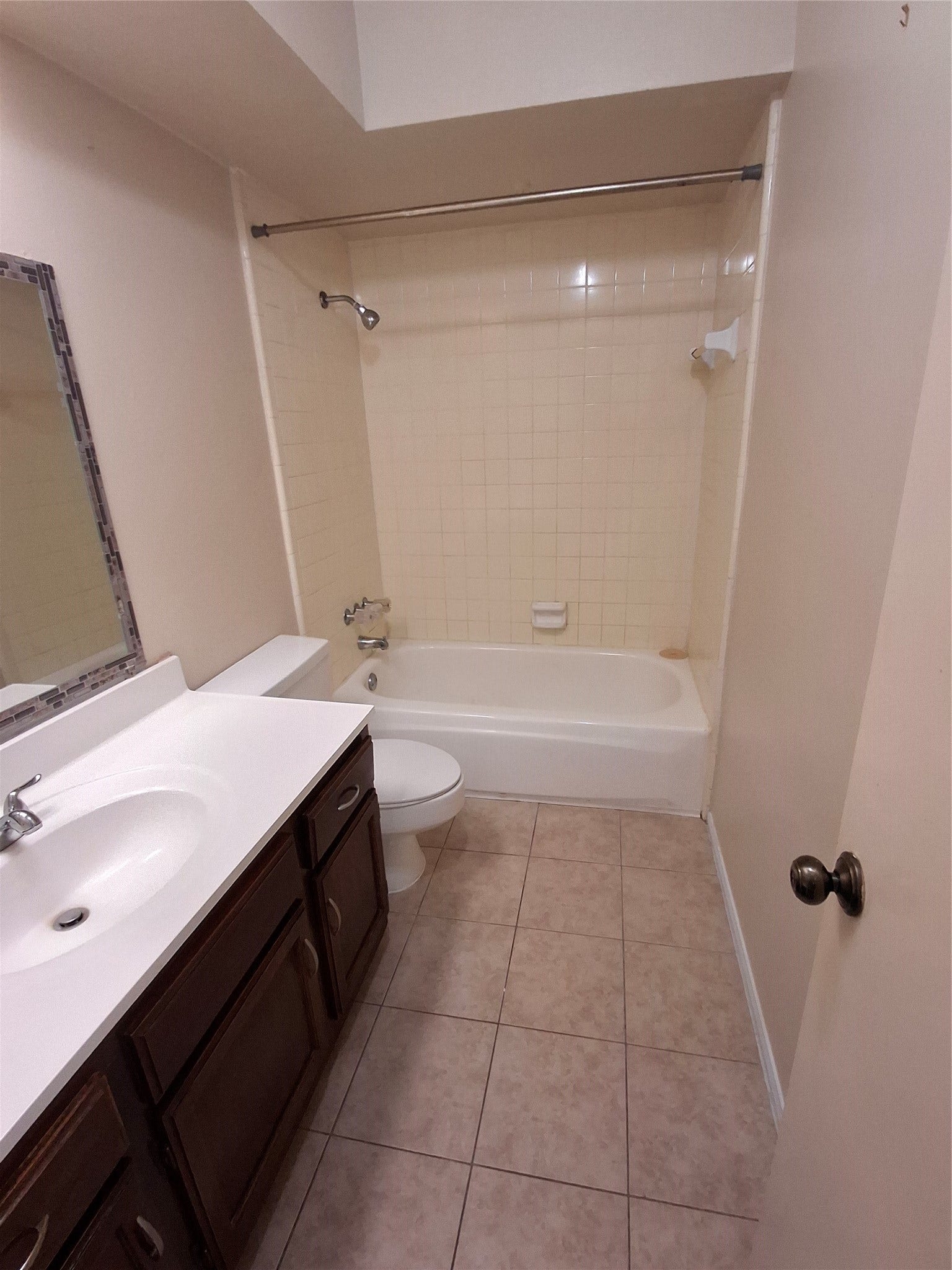 2917 Nottingham Lane, Missouri City, TX 77459 One of the two bathroom in the second floor.